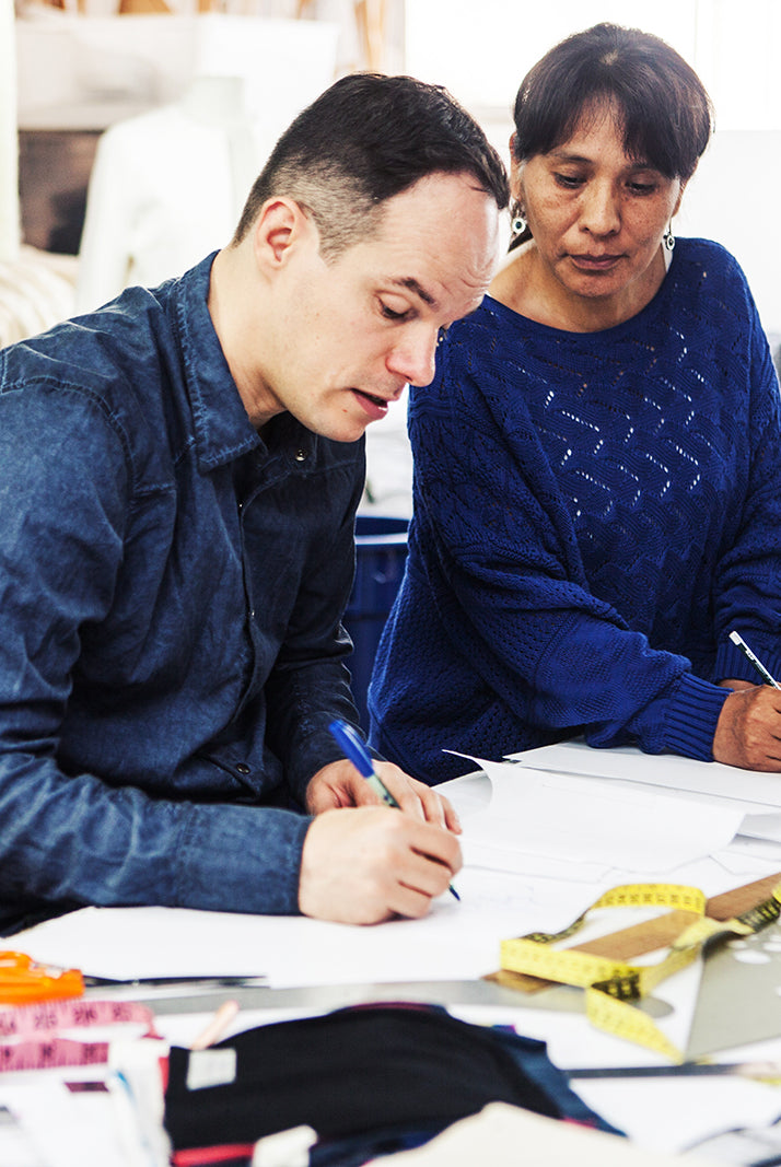 Aurelyen designer de Misericordia et une couturière travaillant ensemble dans l'atelier de Lima