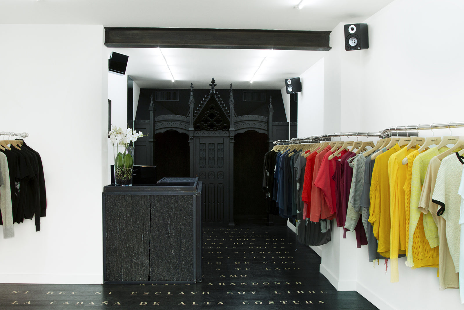 Boutique Misericordia Rue de Charonne portant de vêtement colorama