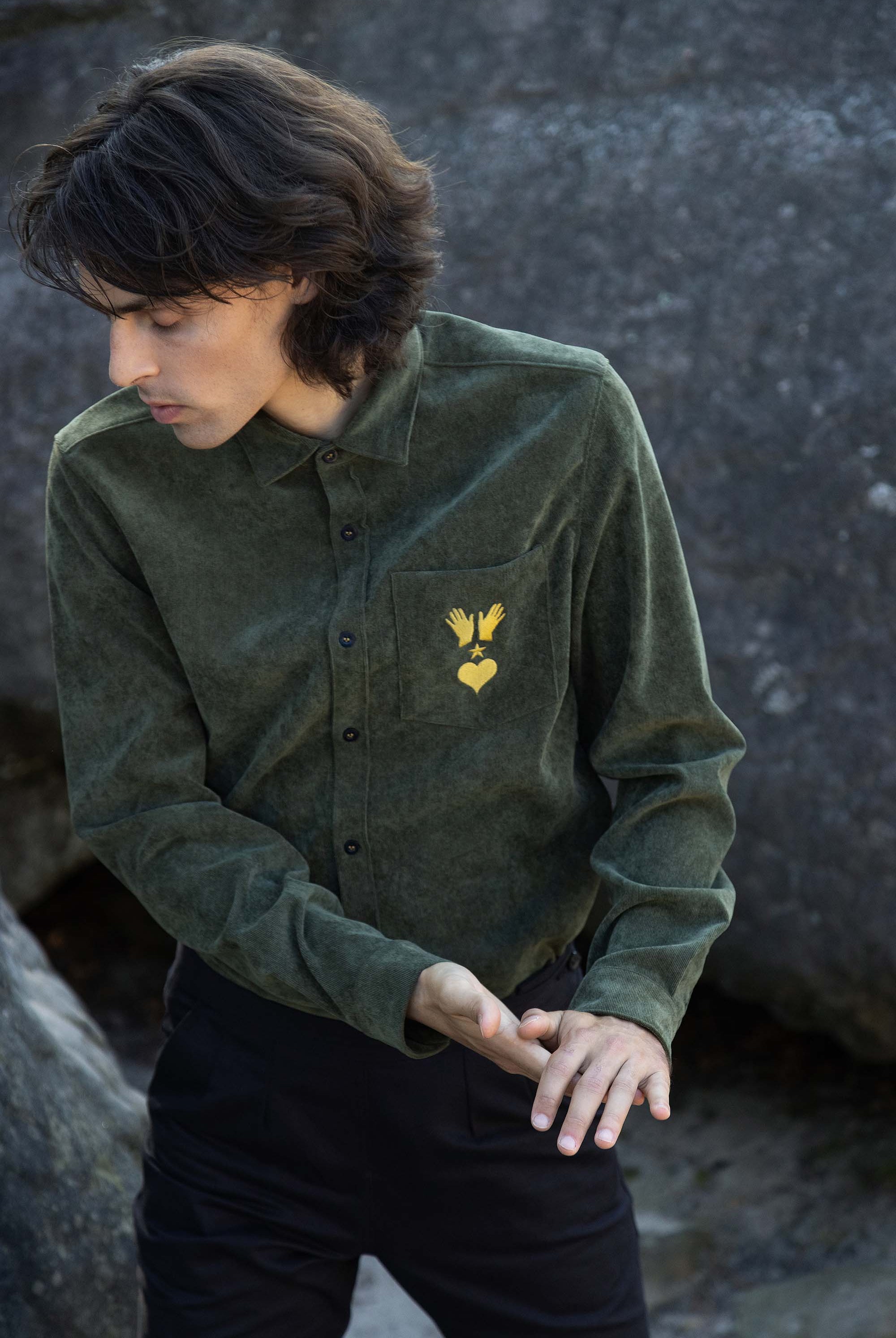 homme portant chemise Misericordia kaki velours côtelé collection hiver