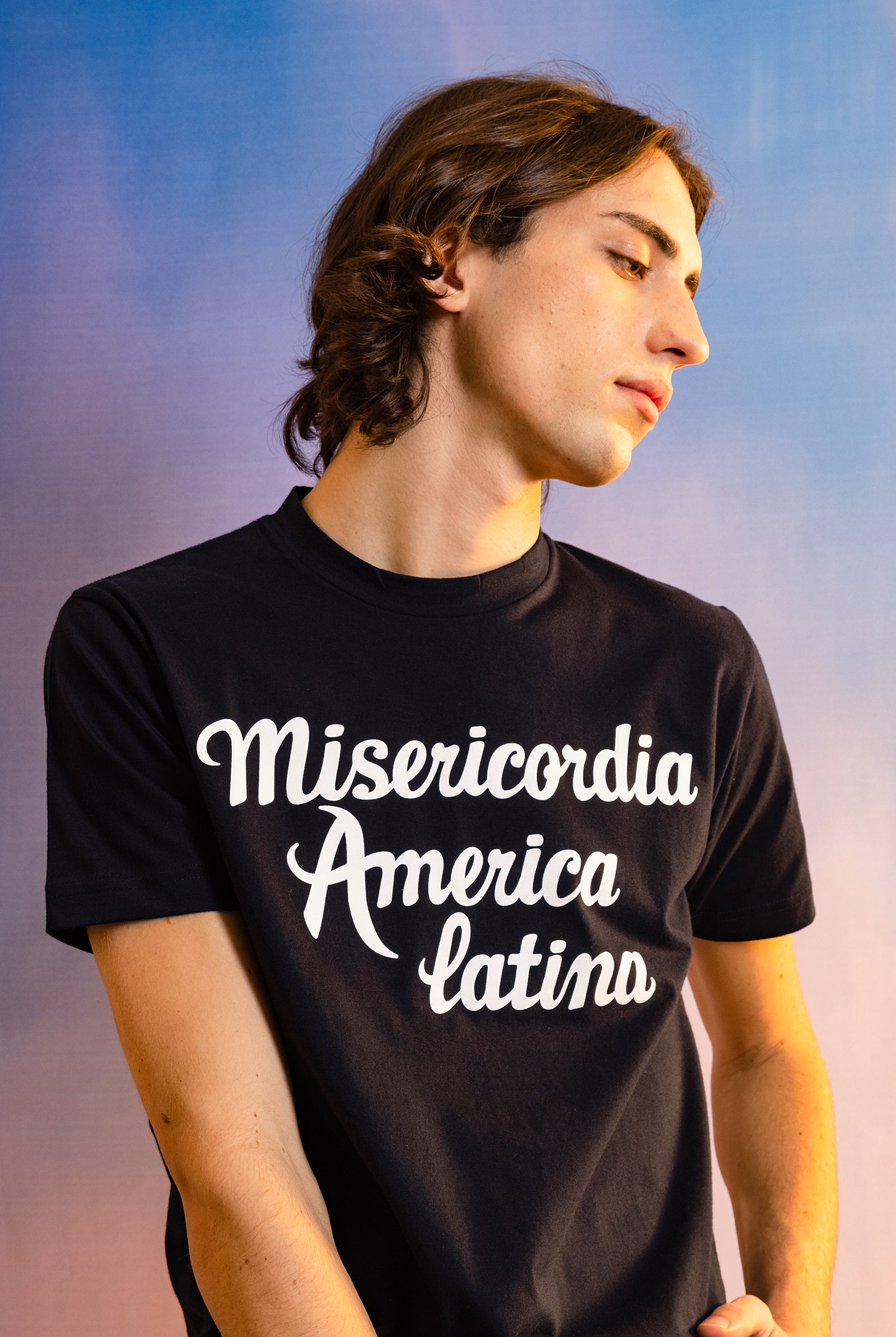 t-shirt bleu marine imprimé en coton coupe classique impression misericordia america latina