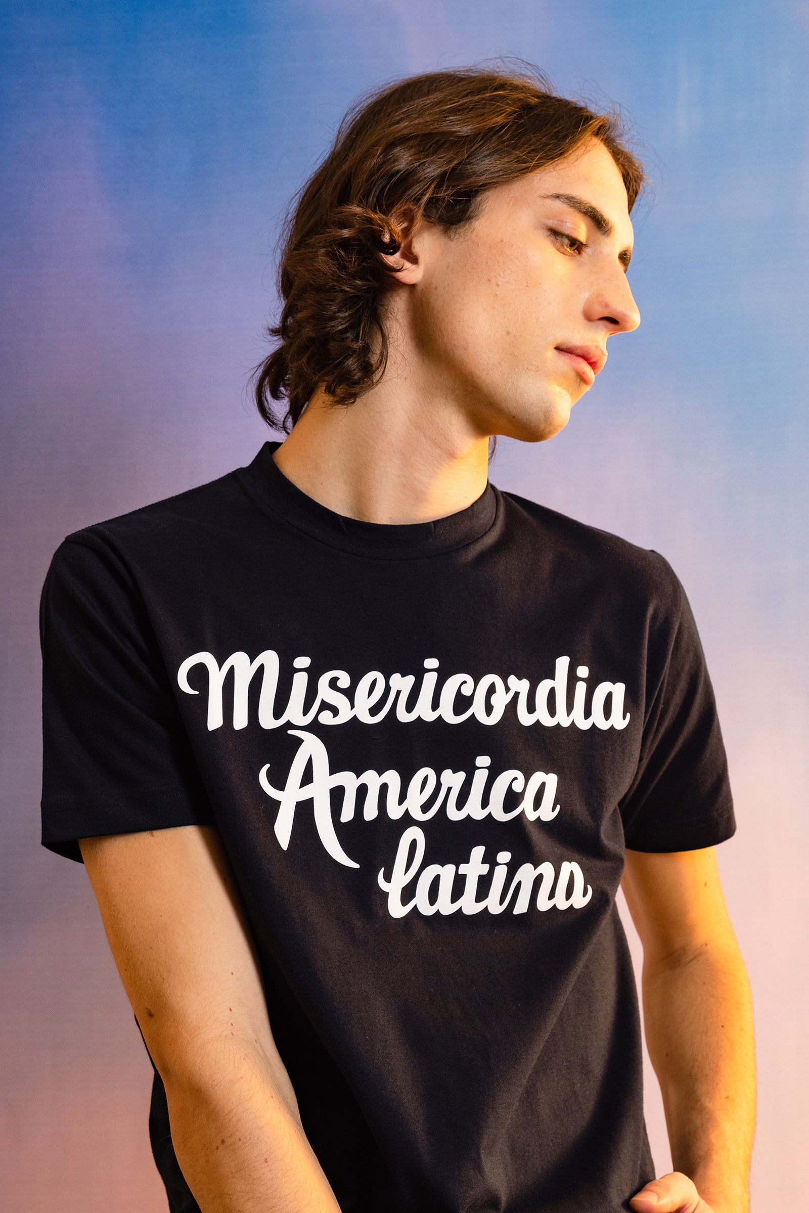 t-shirt bleu marine imprimé en coton coupe classique impression misericordia america latina