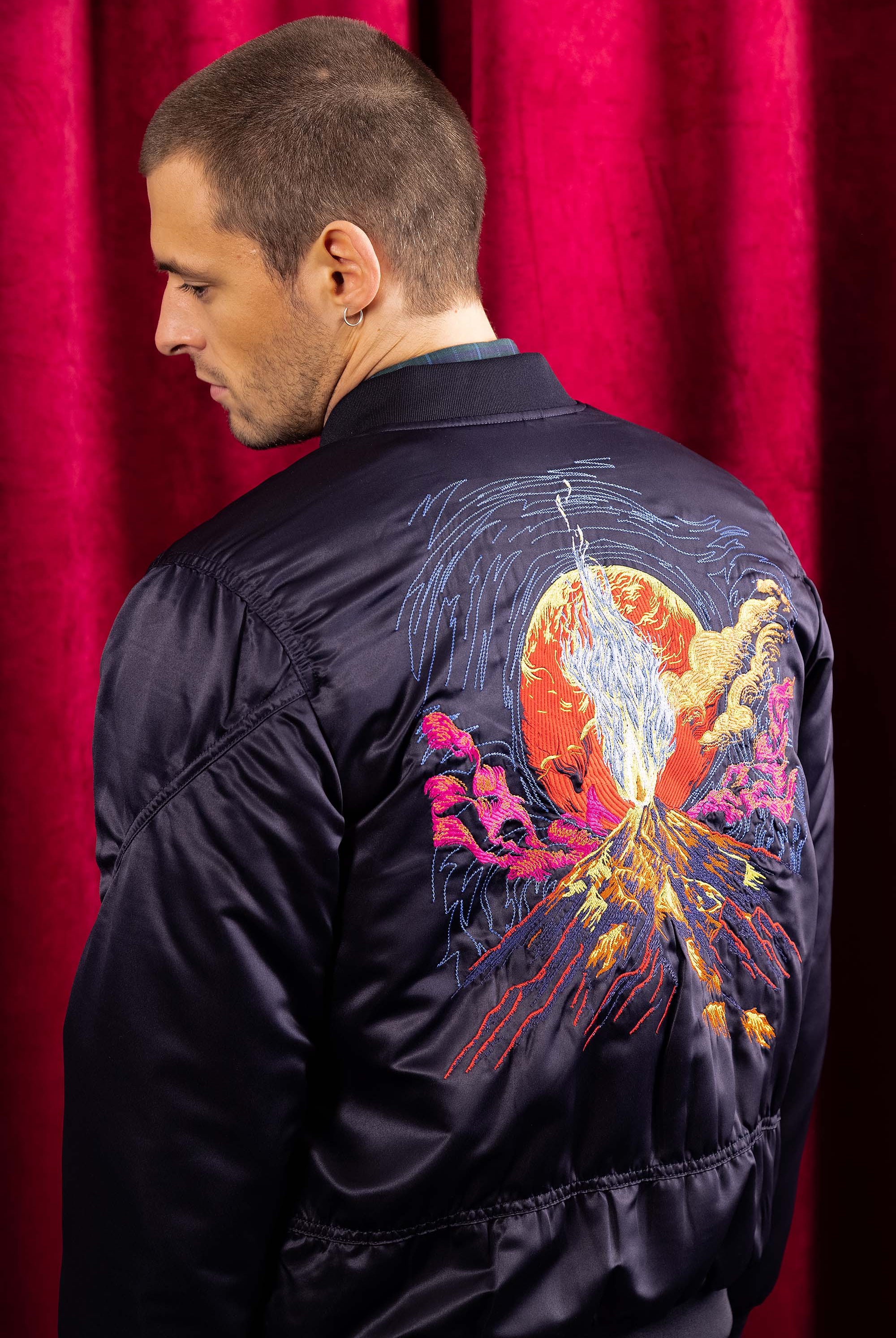 veste teddy bleu marine avec broderie volcan au dos pour homme nouveauté nouvelle collection hiver 2022 misericordia