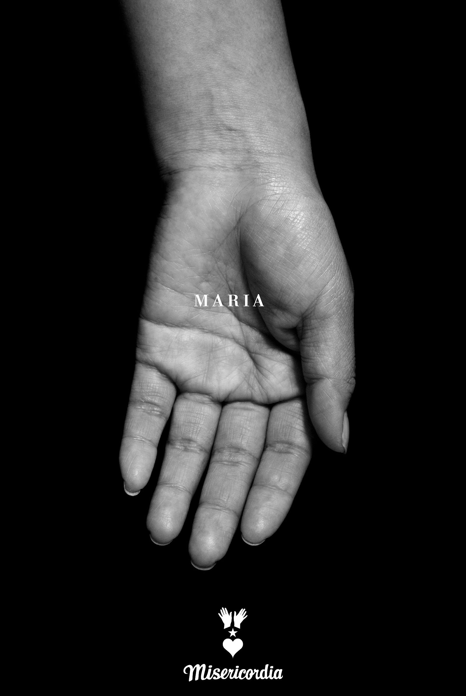 noir et blanc main femme sur fond noir