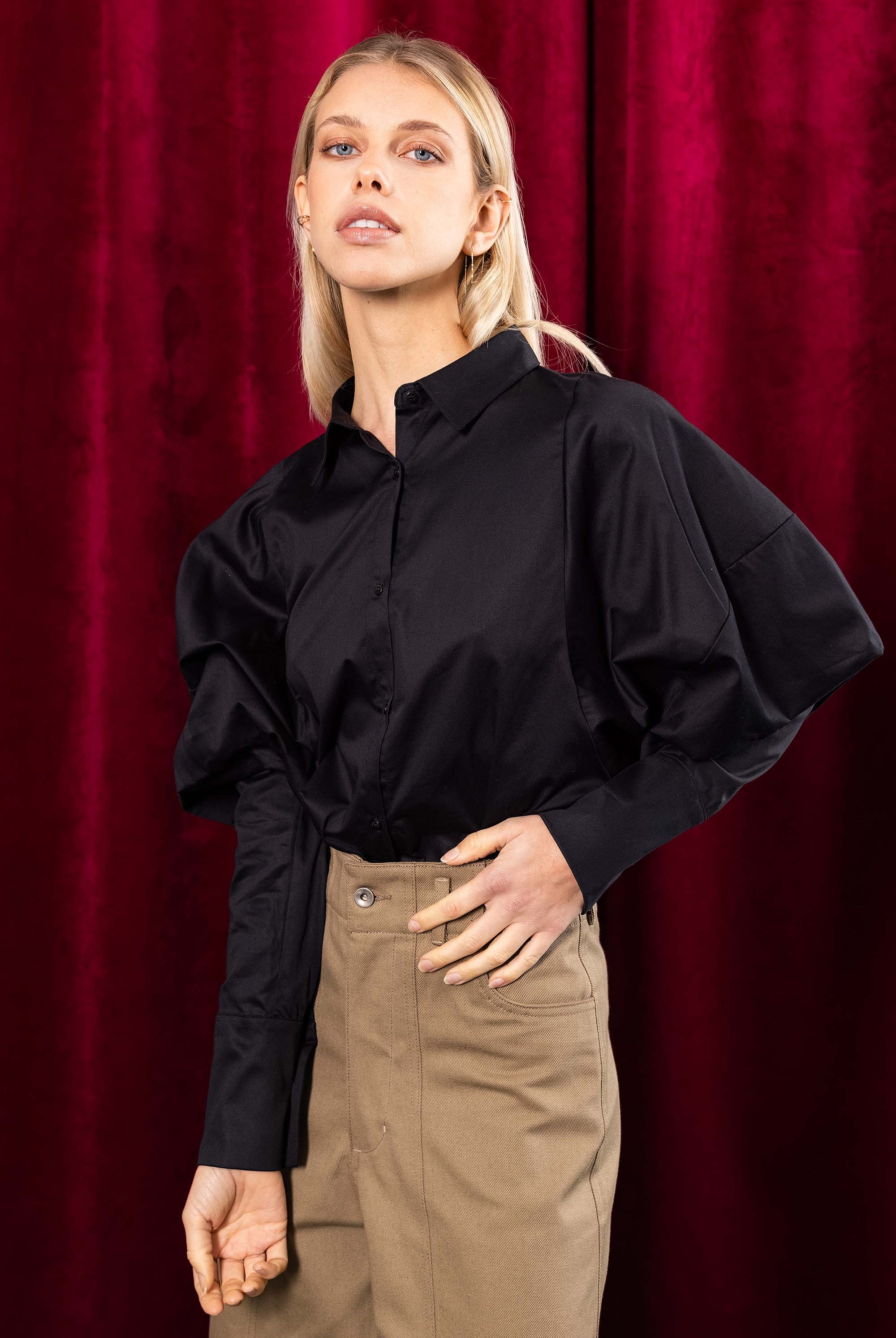 chemise noire manche effet drappé et forme ample nouveauté nouvelle collection hiver 2022 misericordia