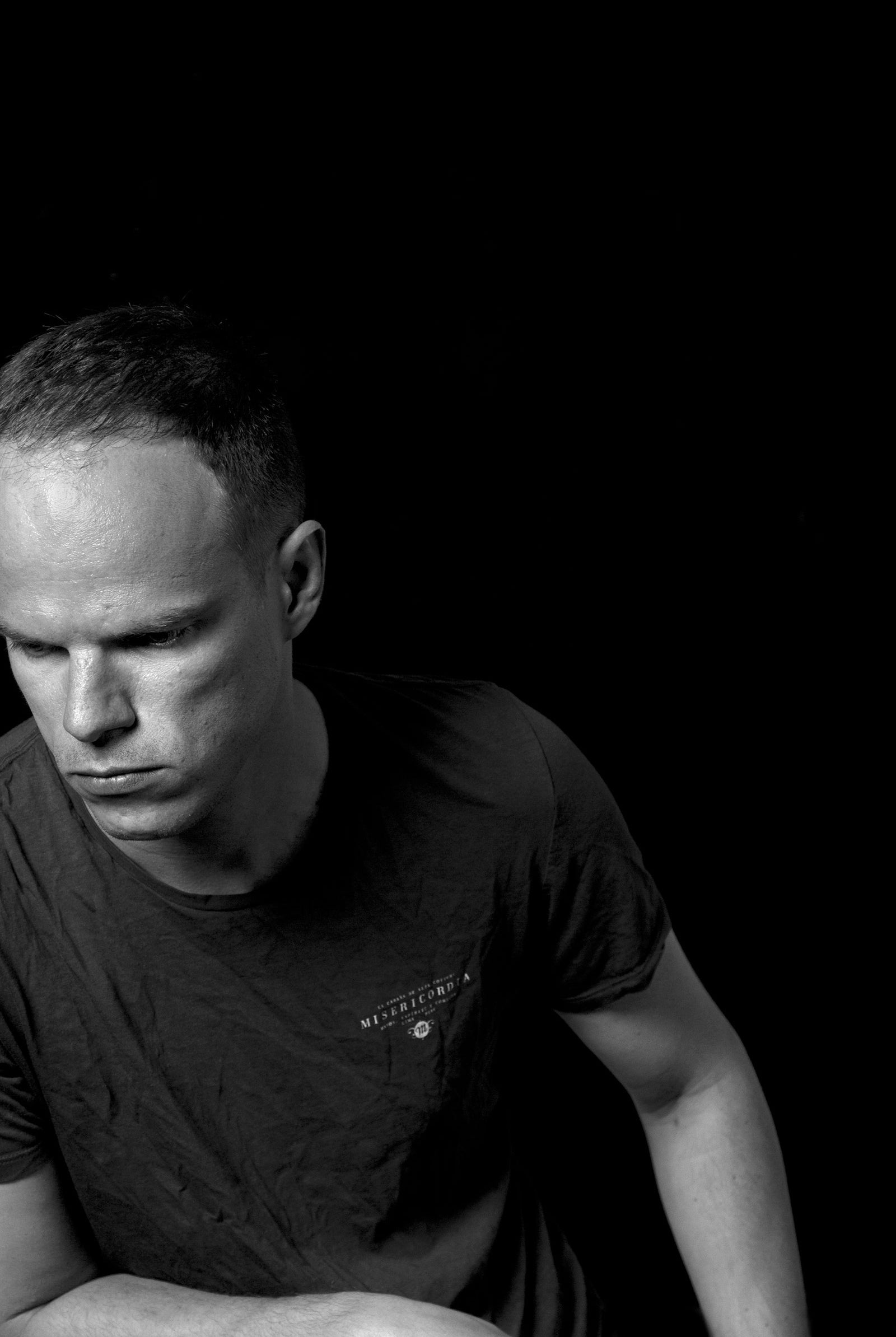 Portrait d'Aurelyen photographie en noir et blanc, créateur de mode indépendant et engagé