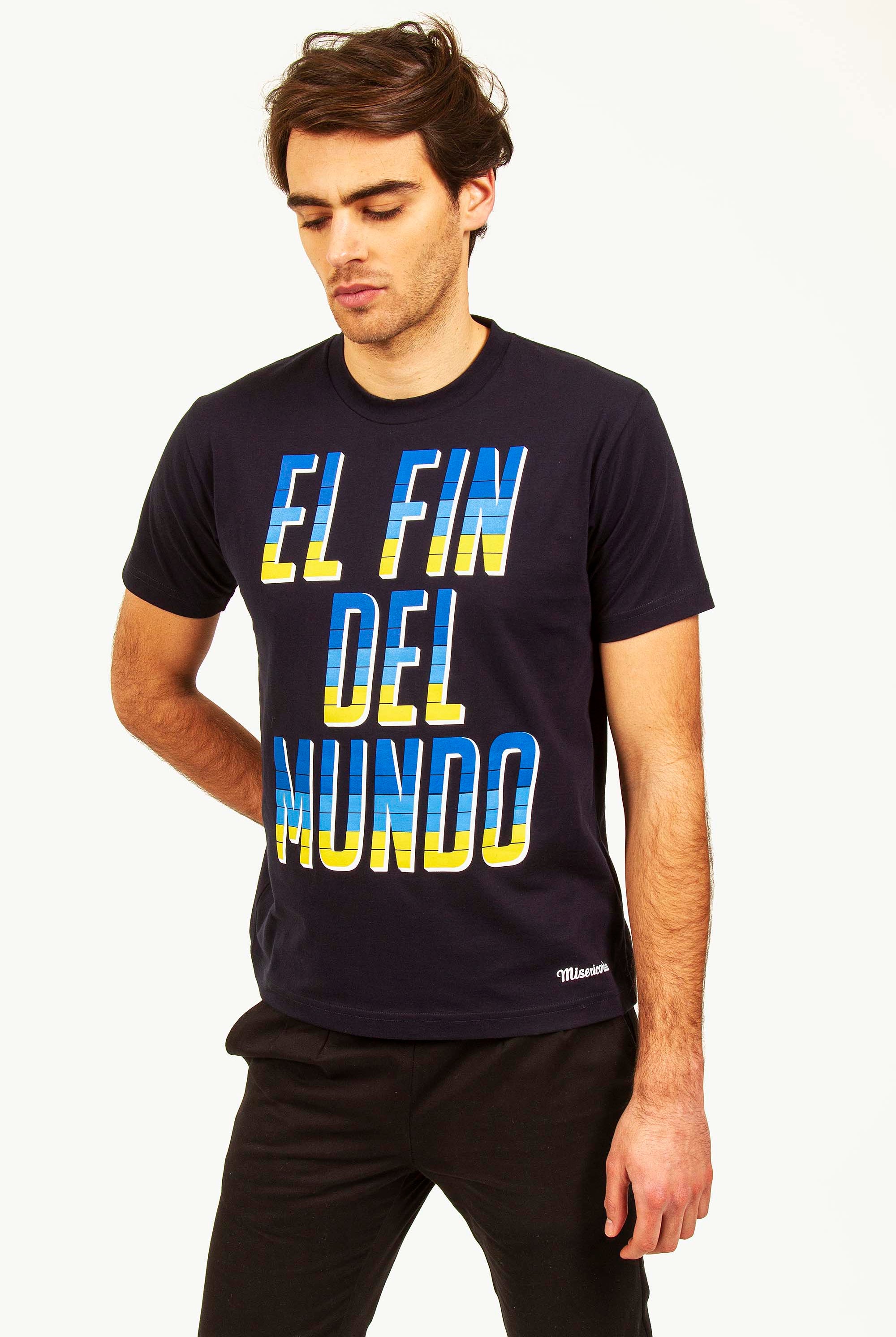 Jeune homme brun barbu se tenant debout avec tee-shirt revendication sociale