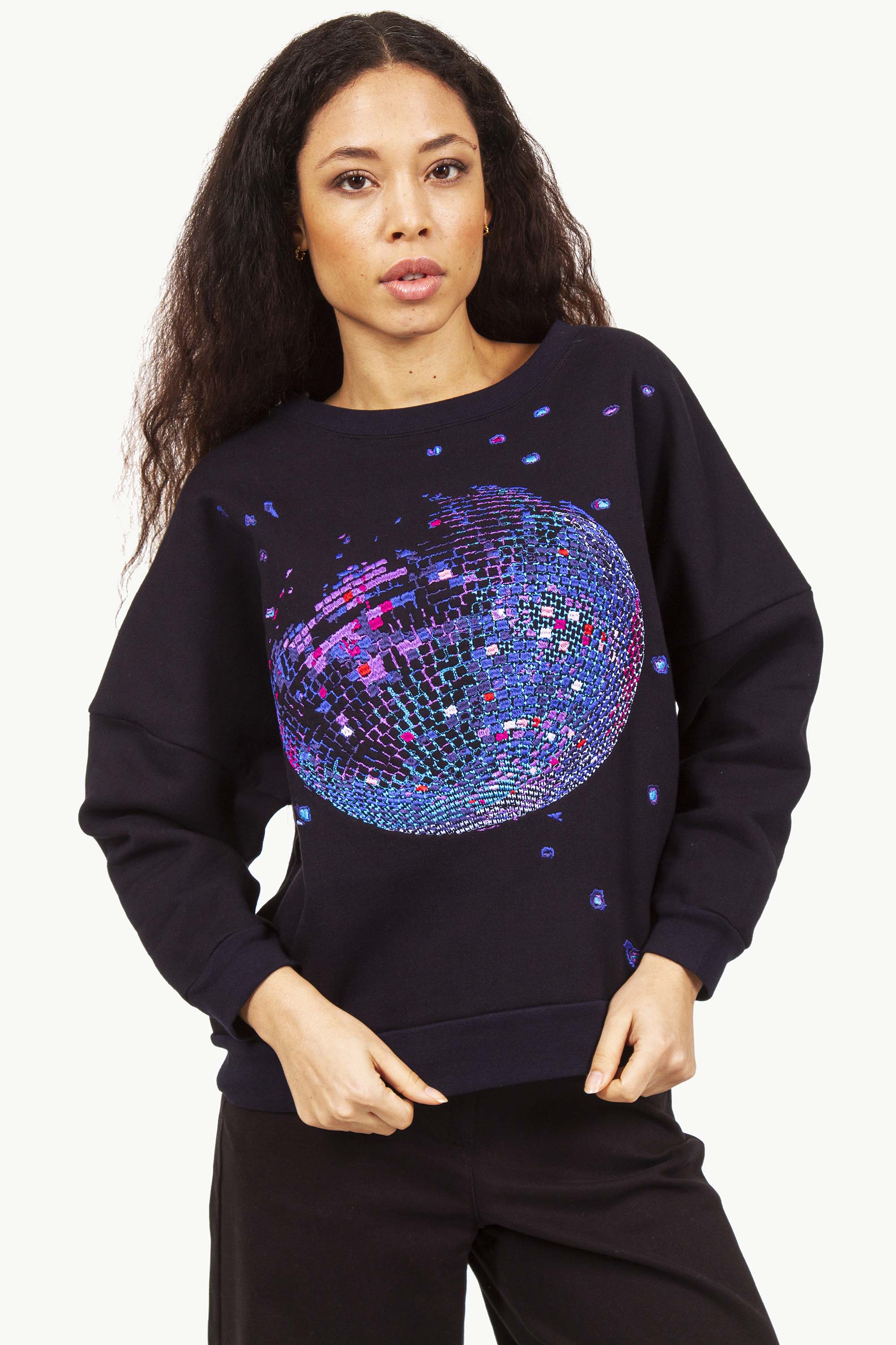 femme en sweat-shirt avec broderie et boule disco à paris mode éthique et responsable dans un monde en bouleversement