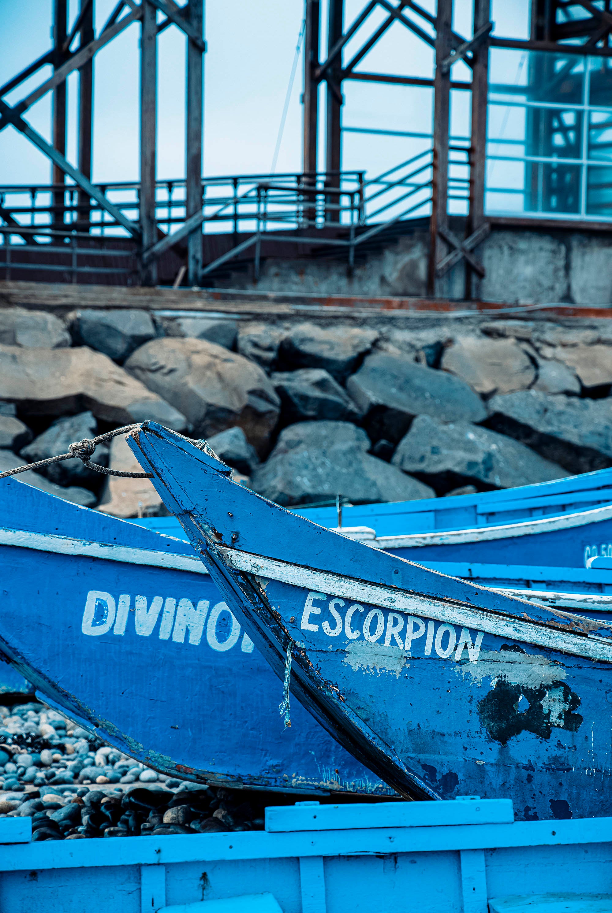 Photographie de deux barques en bois bleues avec inscriptions écrites sur l'avant