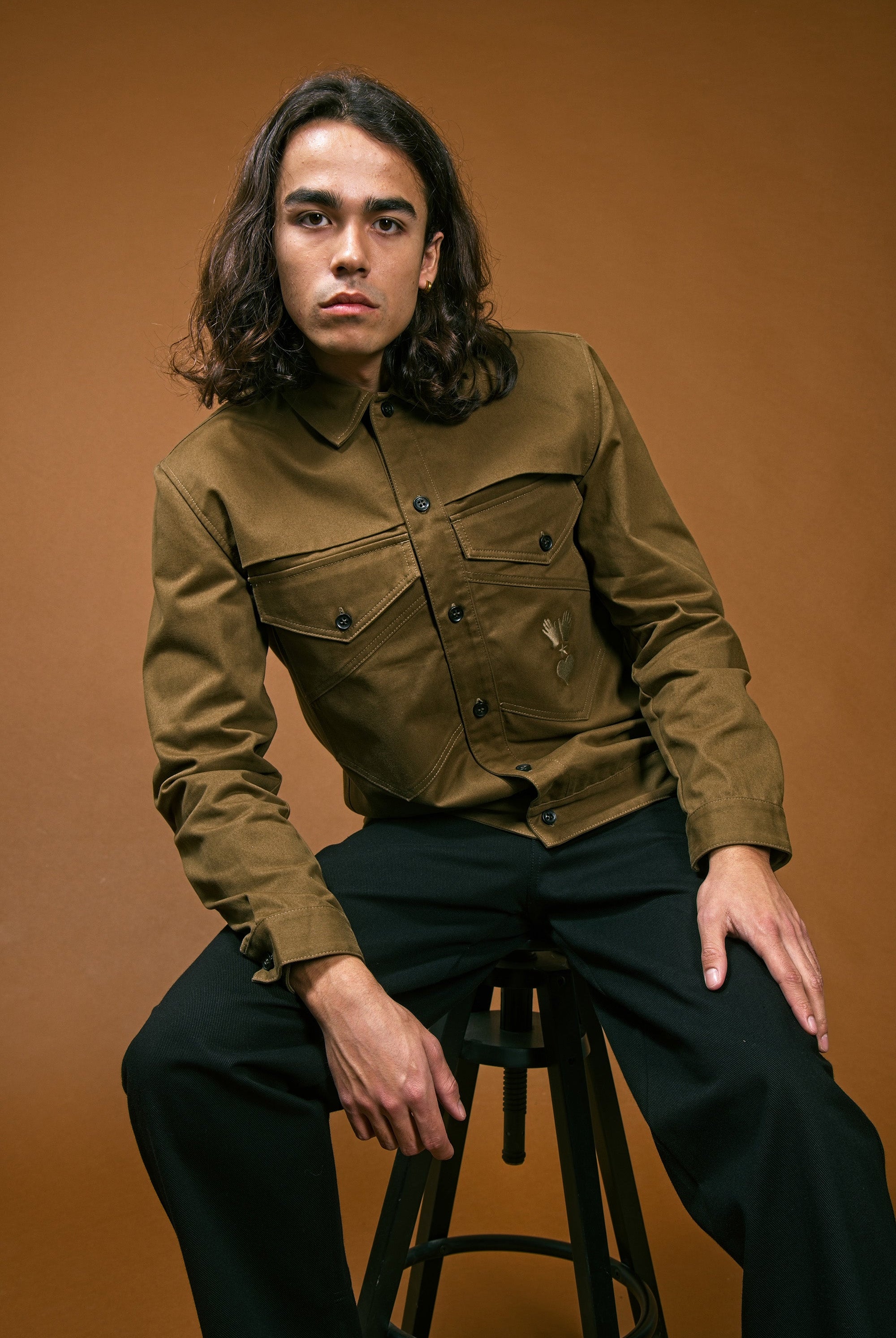 Veste Marron Bronze coupe droite avec deux poches au niveau du torse dont l'un est bordée