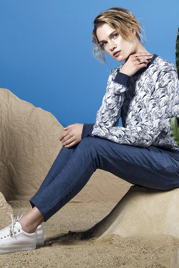 femme assise sur une pierre avec des cactus shooting photo