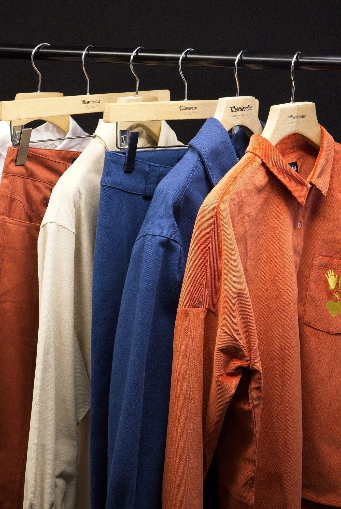 Portant de couleurs automnales