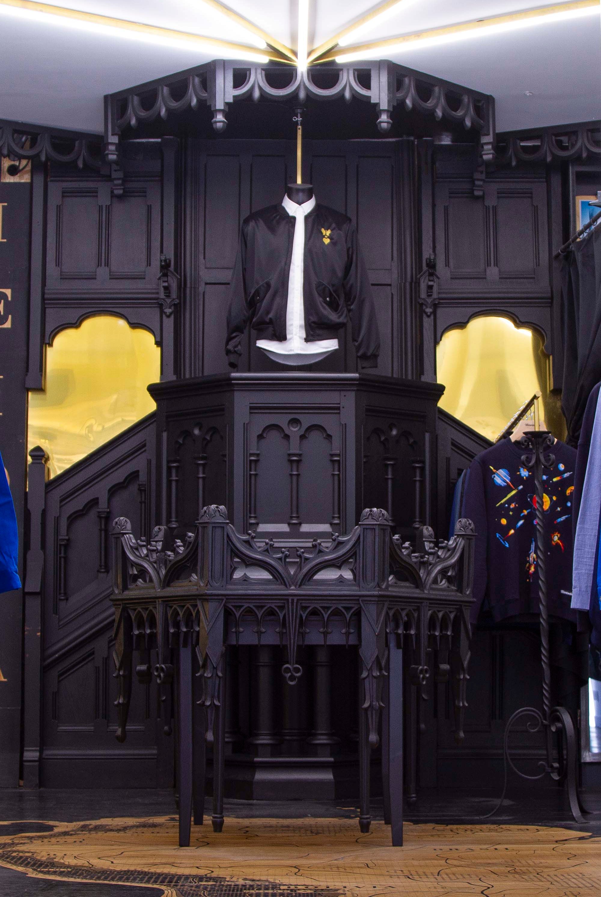 Boutique Misericordia rue Oberkampf chaire d'église et mannequin shopping unique à Paris meilleur adresse insolite capitale