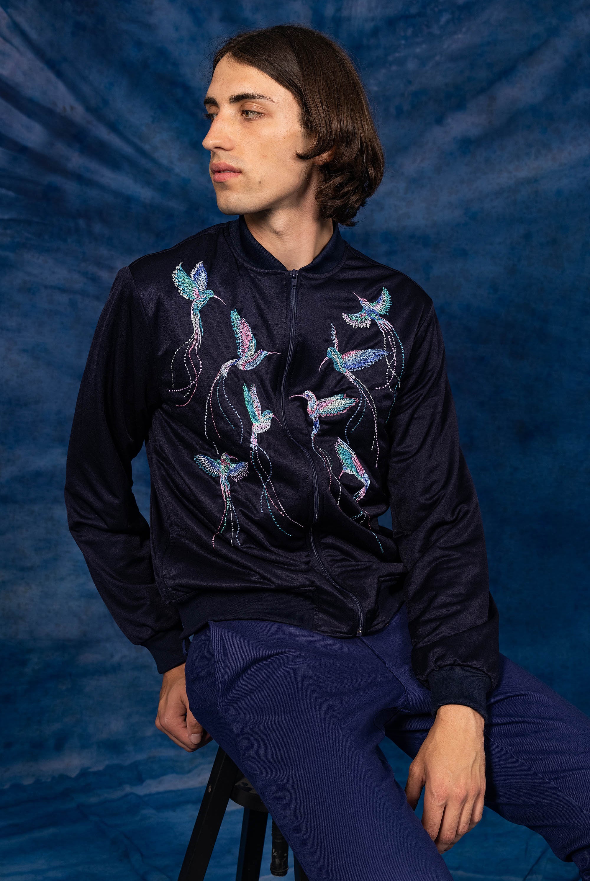 bomber souvenir bleu marine avec broderie colibri au dos