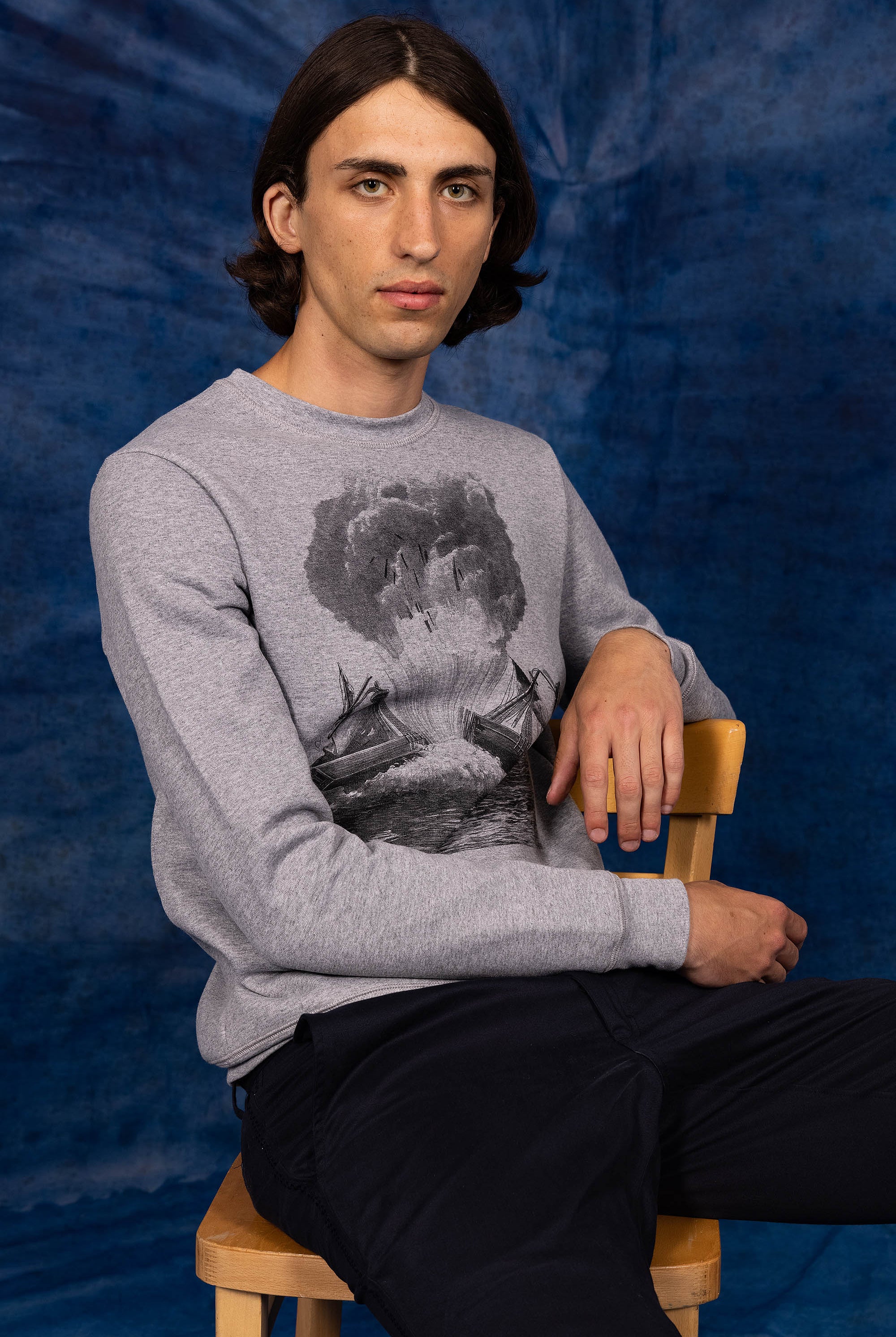 Sweatshirt pour homme gris avec sérigraphie illustration explosion d'un bateau en mer nouveauté nouvelle collection été 2023 misericordia