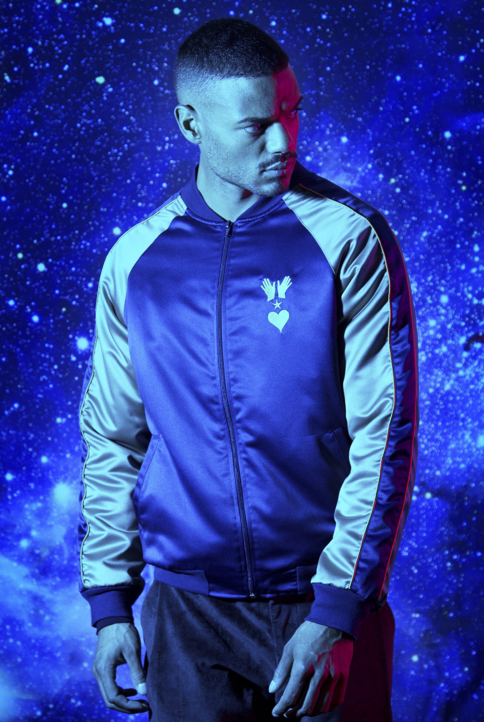 Homme métisse dans le cosmos galaxie veste bomber satinée