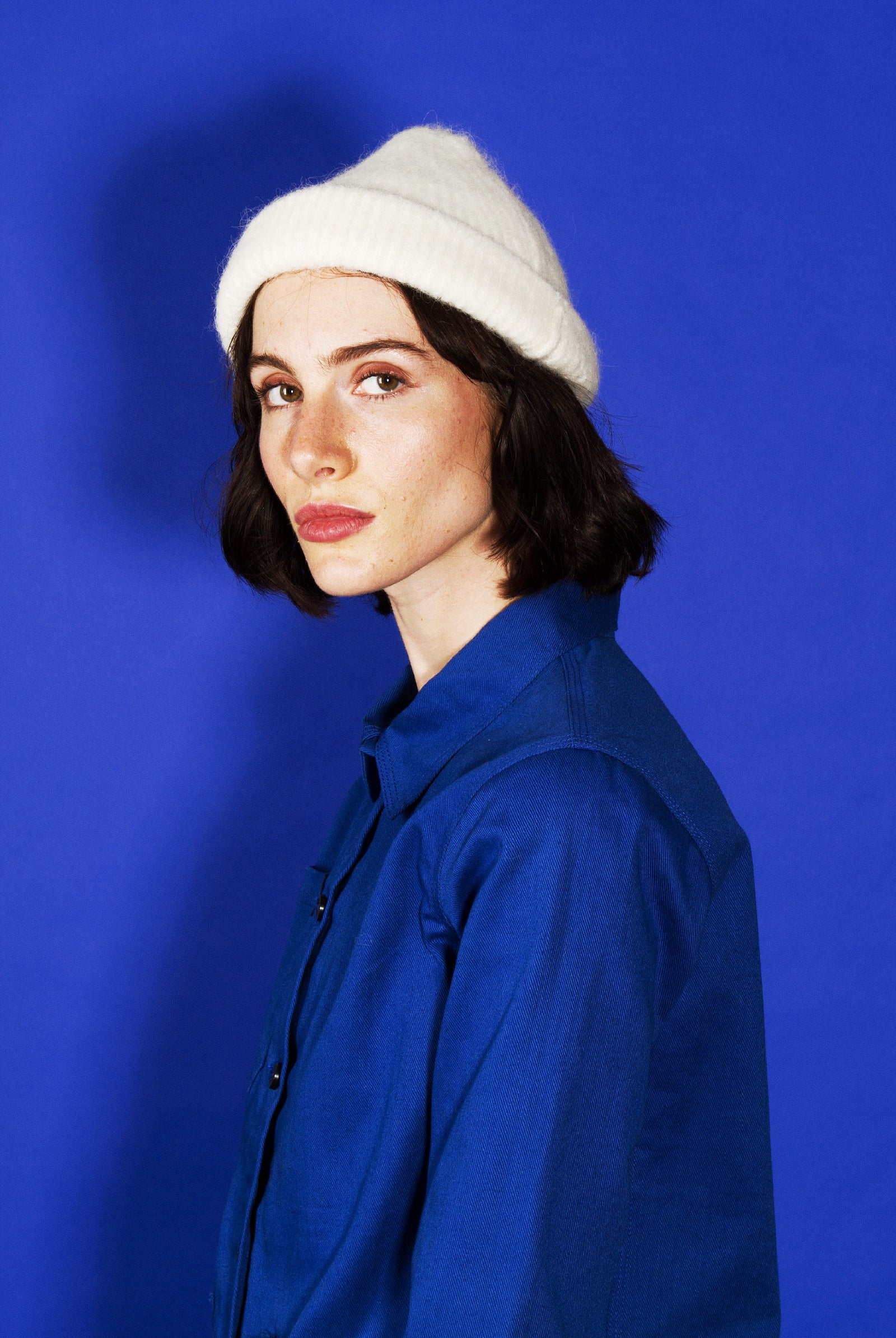 Mannequin femme brune portant un bonnet en alpaga éthique