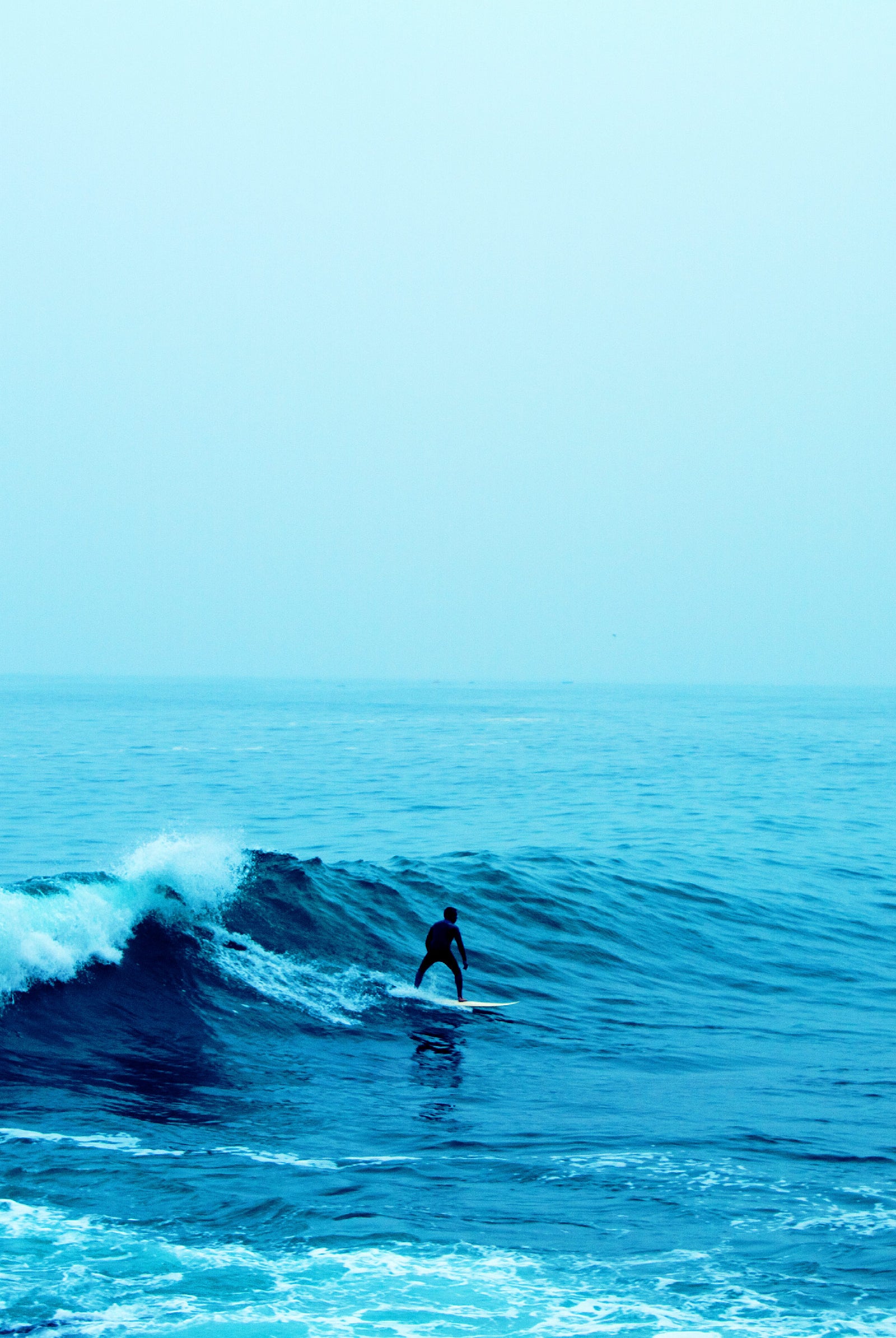Surfeur sur une vague ambiance sereine mer et océan