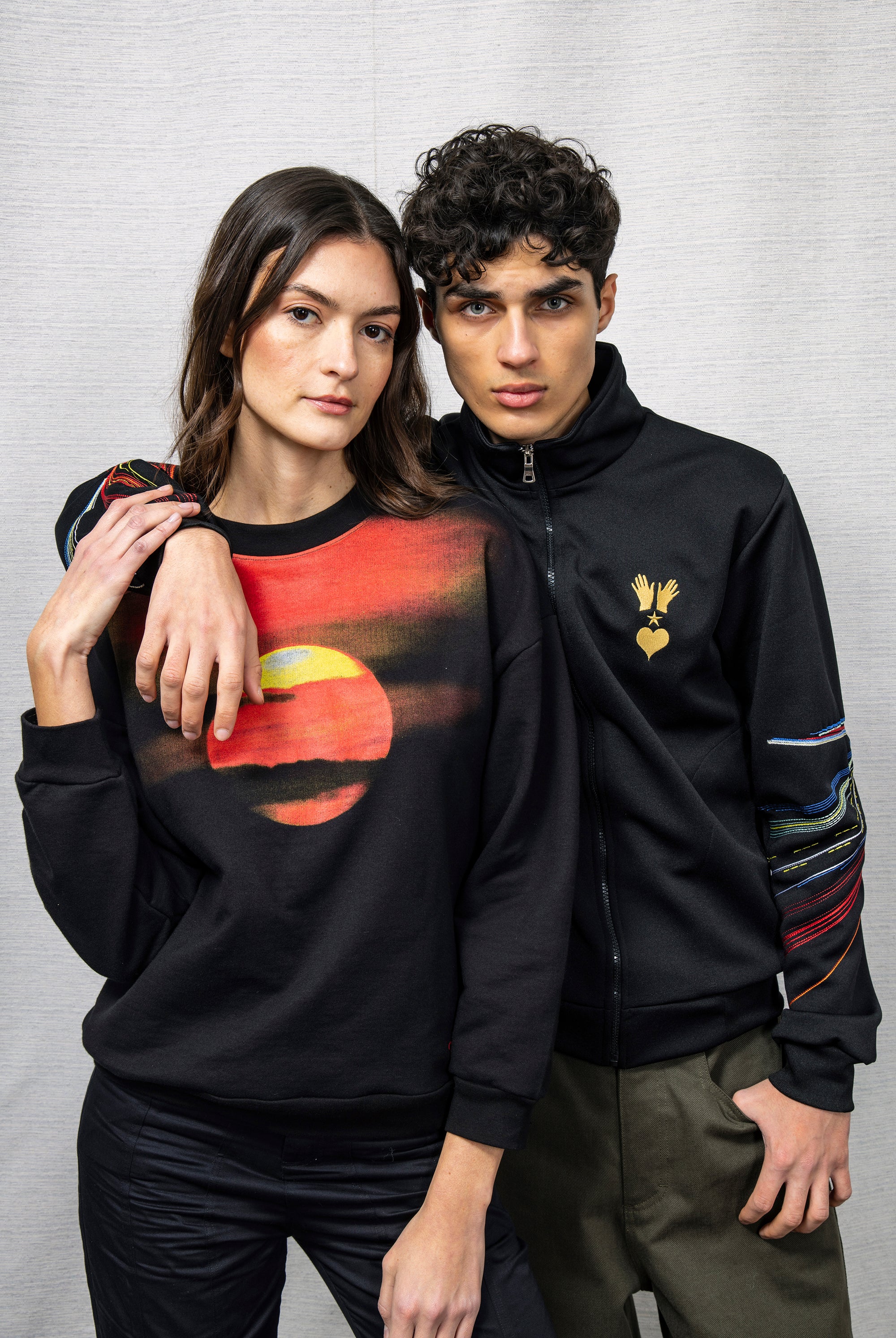 mode éthique péruvienne vestes et pulls noirs motifs colorés vibrants et graphiques classique mais original homme et femme printemps été moderne coton péruvien artisanal