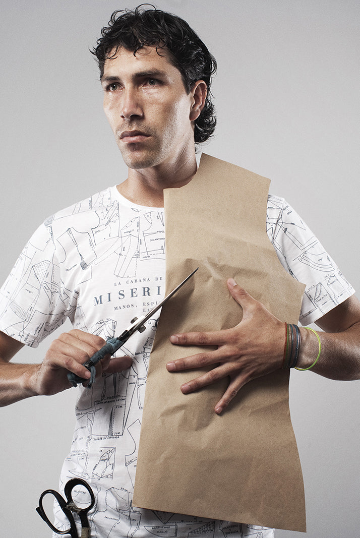 Nos artisans atelier de couture Lima Misericordia tenant un patron