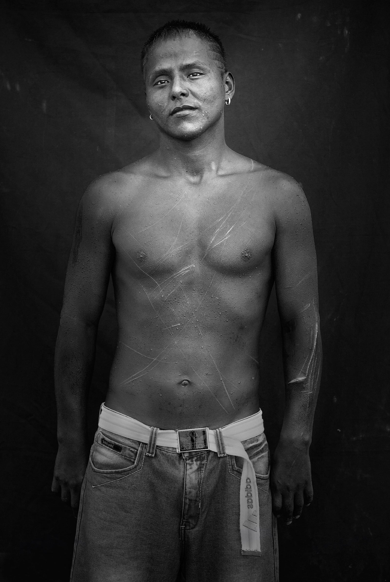Homme péruvien torse nu posant fièrement