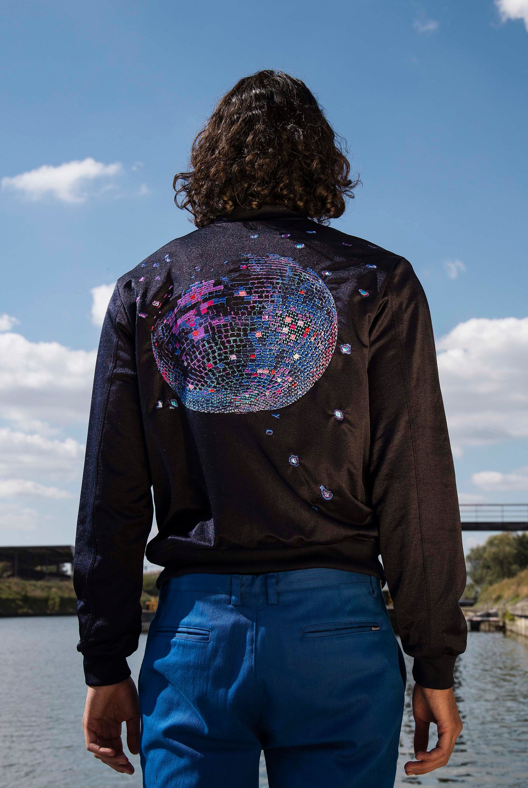 Blouson Paraguas Bola Disco Bleu Marine élément incontournable des tenues masculines, la veste est une pièce polyvalente