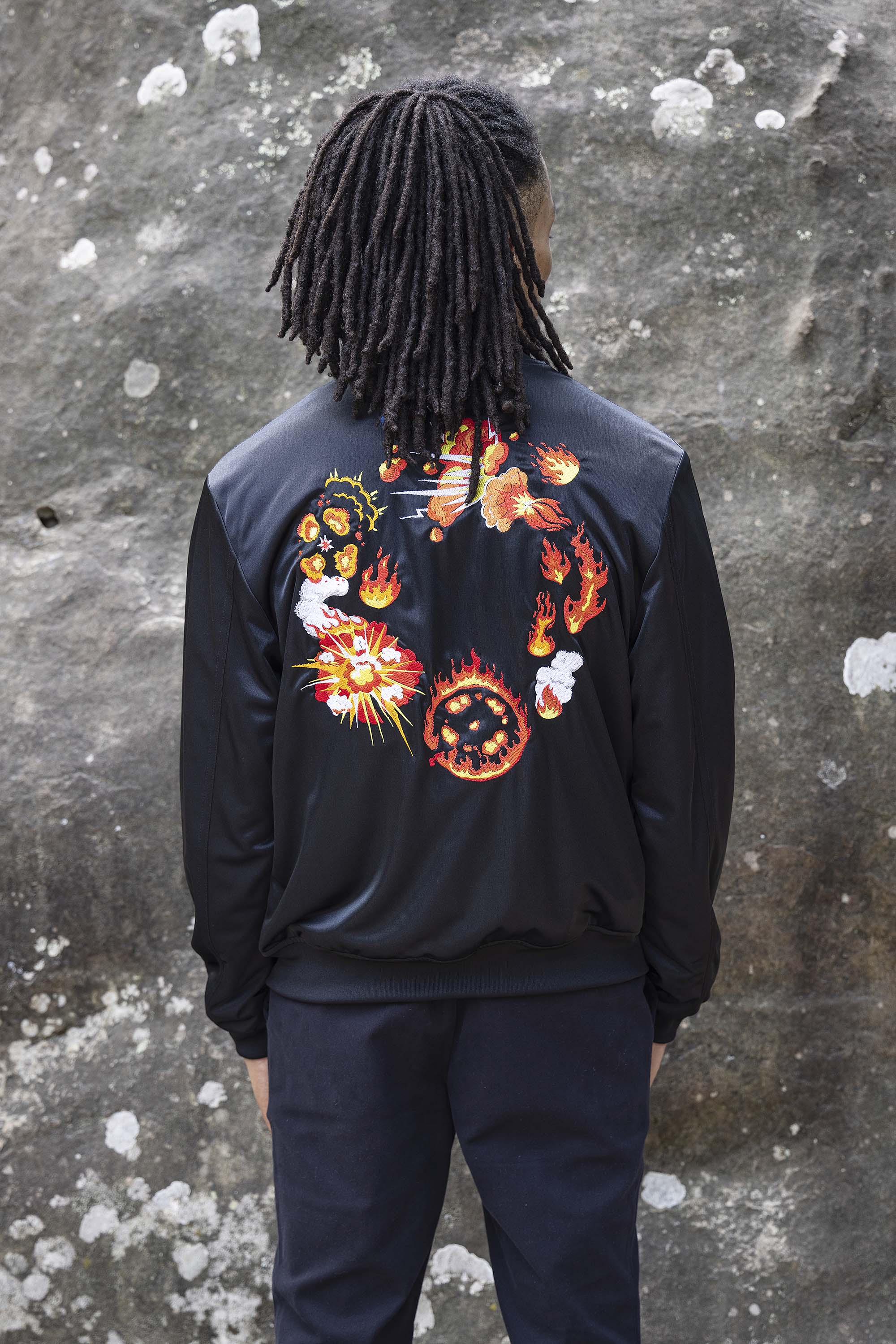 Blouson Paraguas Detonación Noir élément incontournable des tenues masculines, la veste est une pièce polyvalente