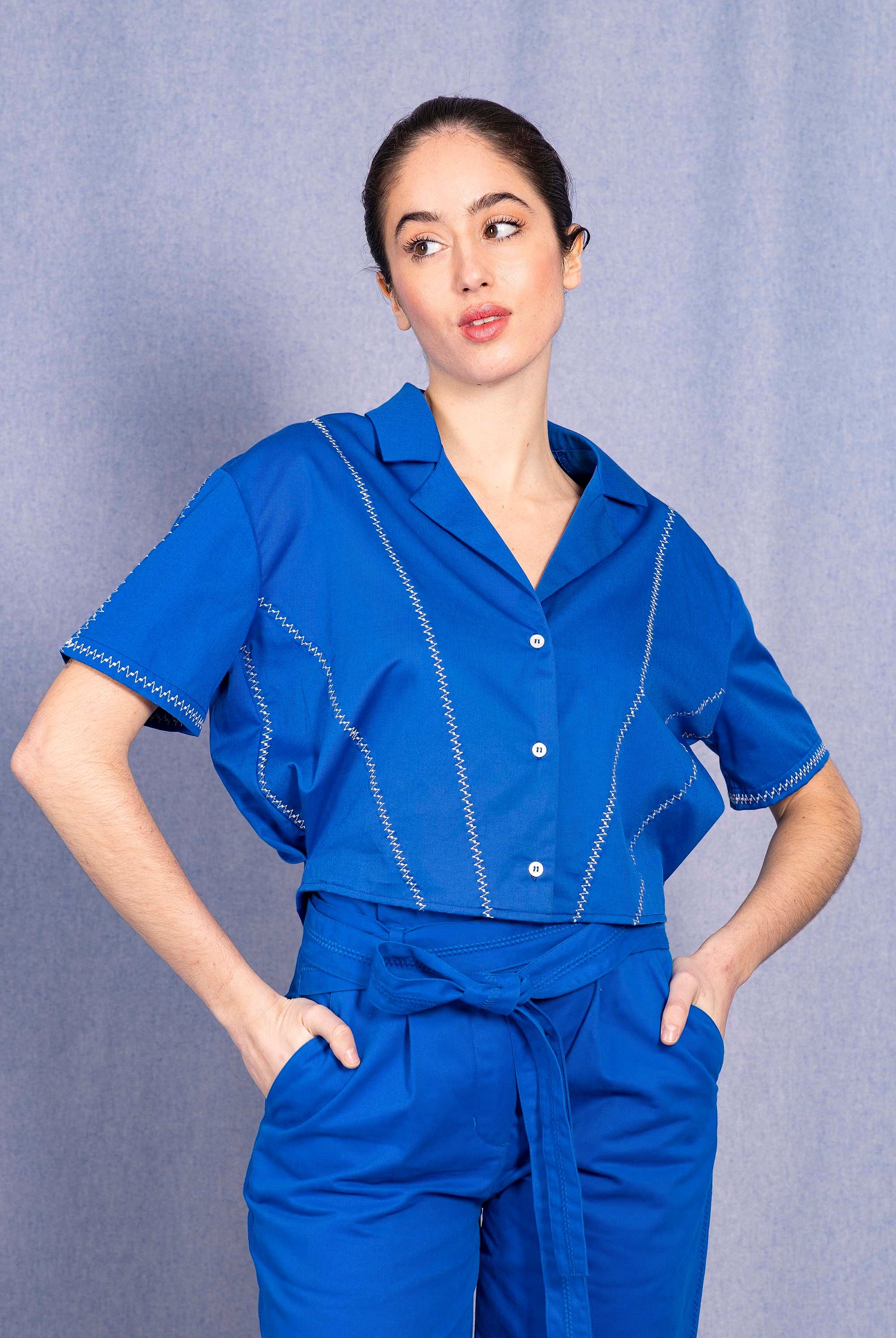 Chemise Allamanda Bleu Saphir chemise Misericordia, librement inspirée de différents univers