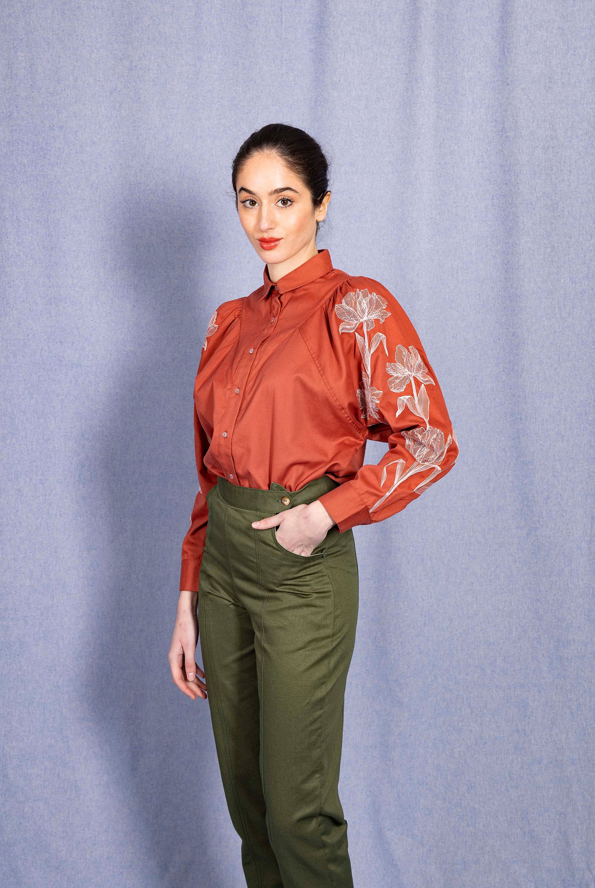 Chemise Donata Flores Rouge Brique classique intemporelle, la chemise dessine la silhouette