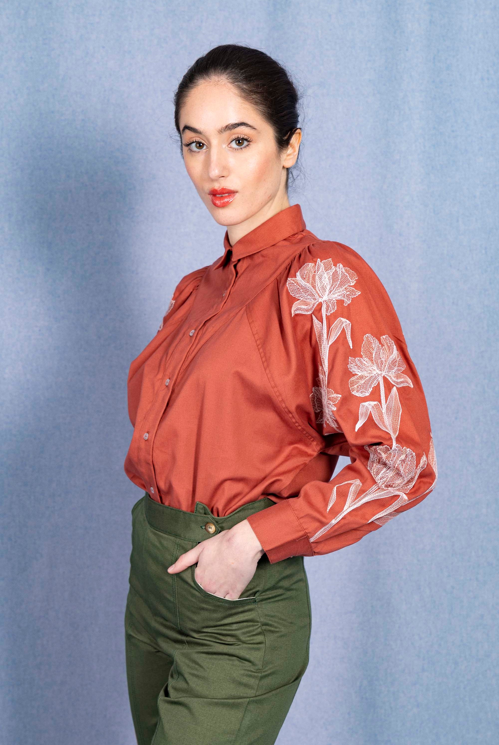 Chemise Donata Flores Rouge Brique à la fois élégante et casual pour un look ultra féminin