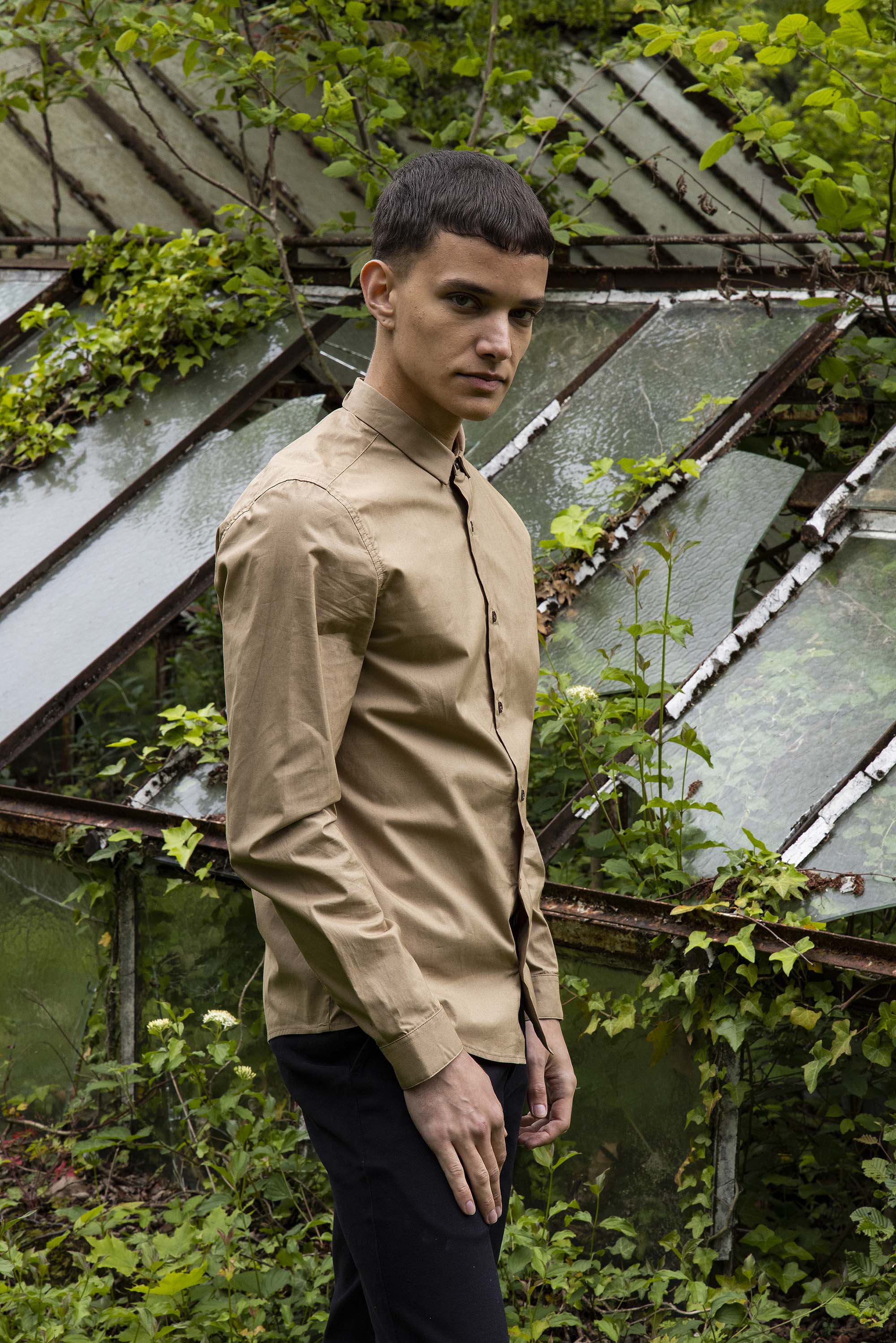 Chemise Farfan Beige chemise à l'esprit classique, simple et élégant