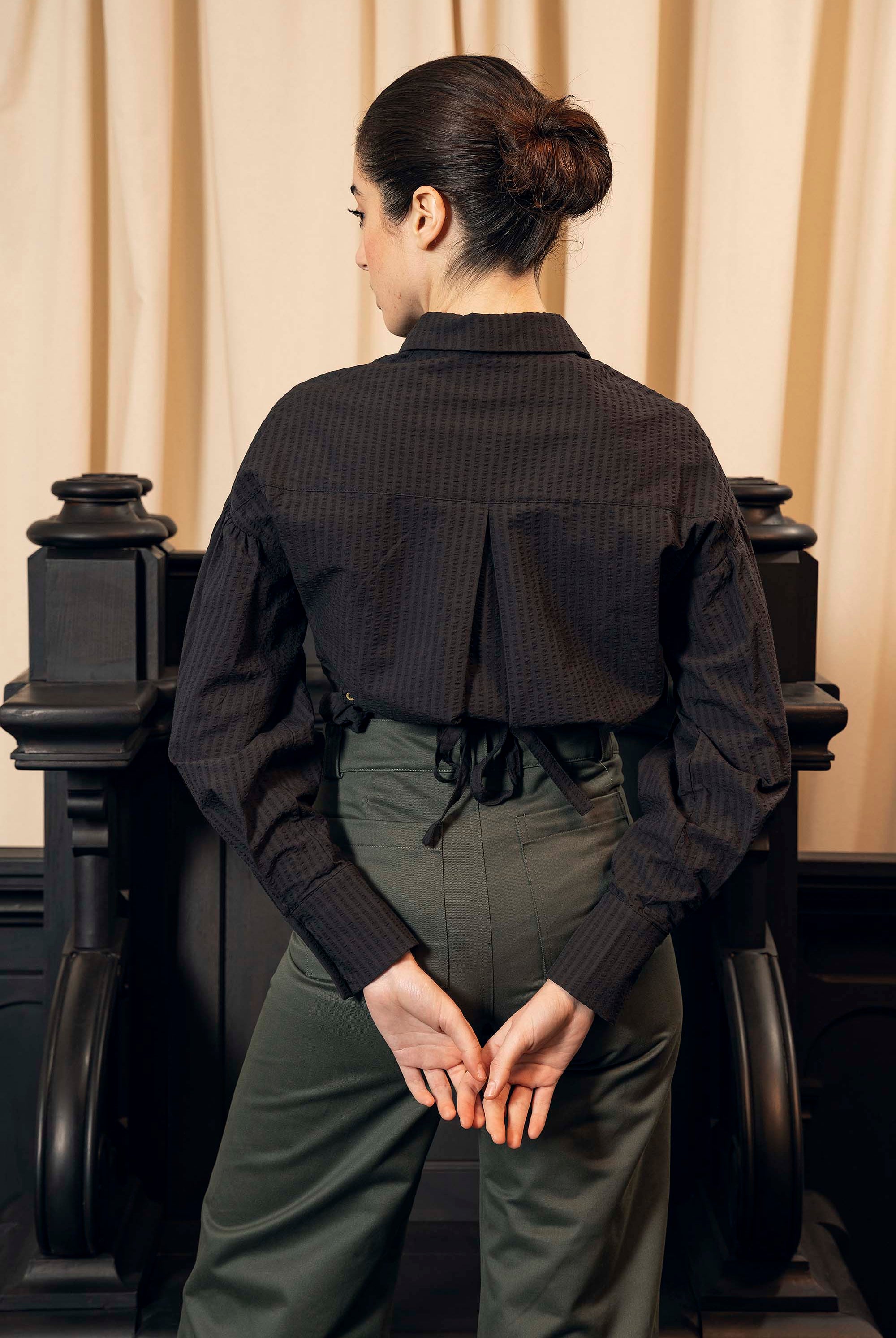 Chemise Rhoda Noir à la fois élégante et casual pour un look ultra féminin