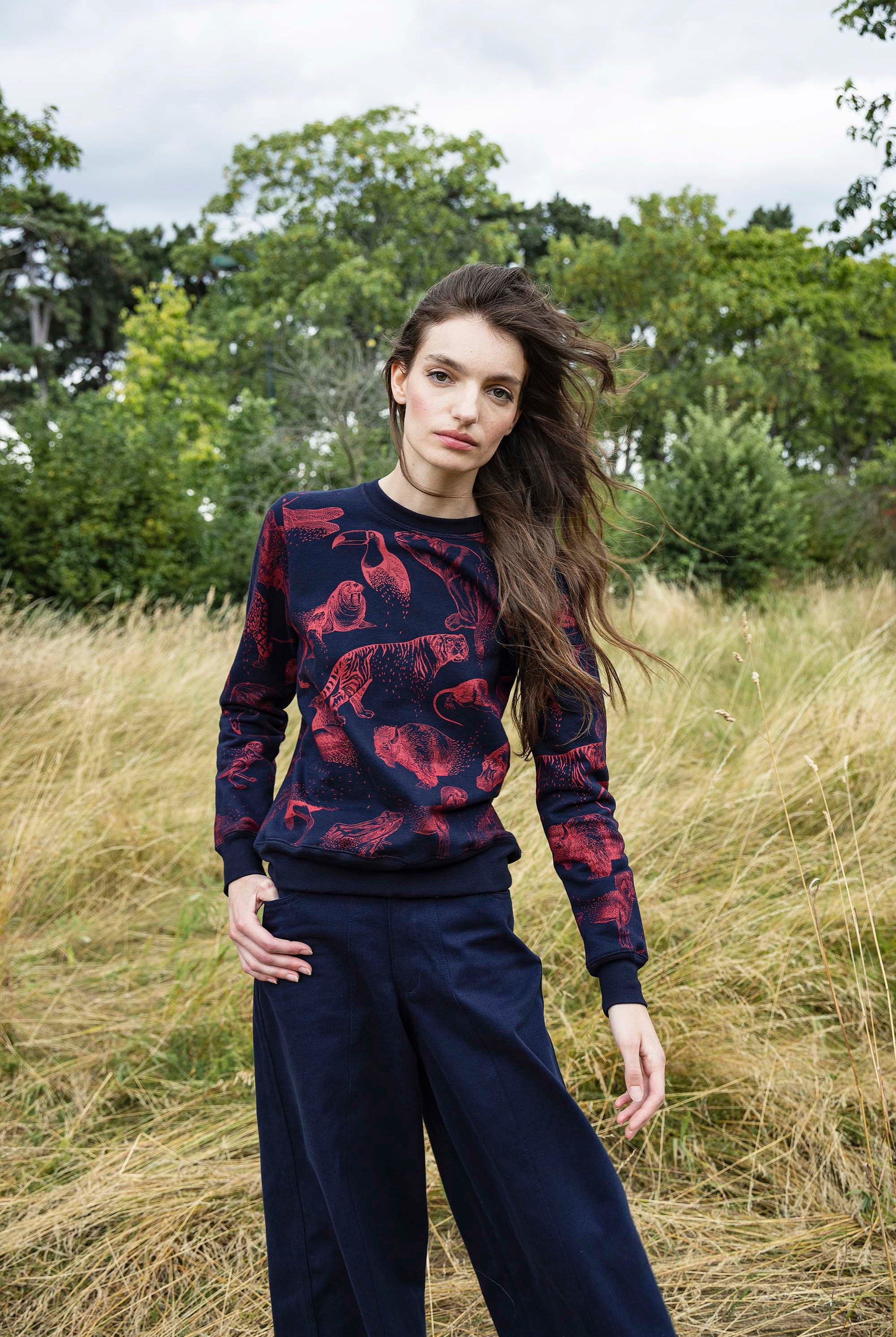 Sweatshirt Macarron Desaparicion Bleu Marine le sweatshirt femme Misericordia revendique une nouvelle identité tendance