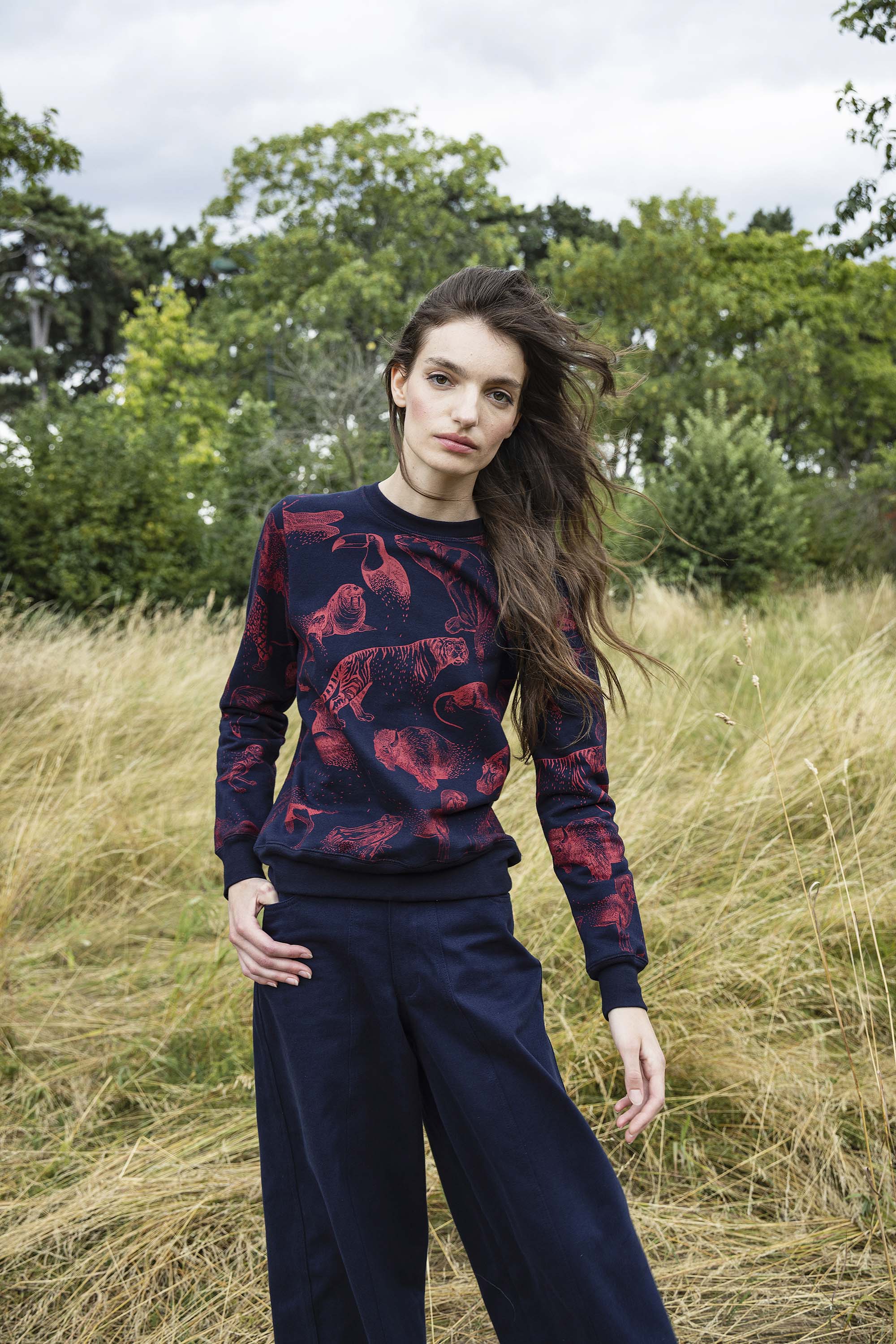 Sweatshirt Macarron Desaparicion Bleu Marine le sweatshirt femme Misericordia revendique une nouvelle identité tendance