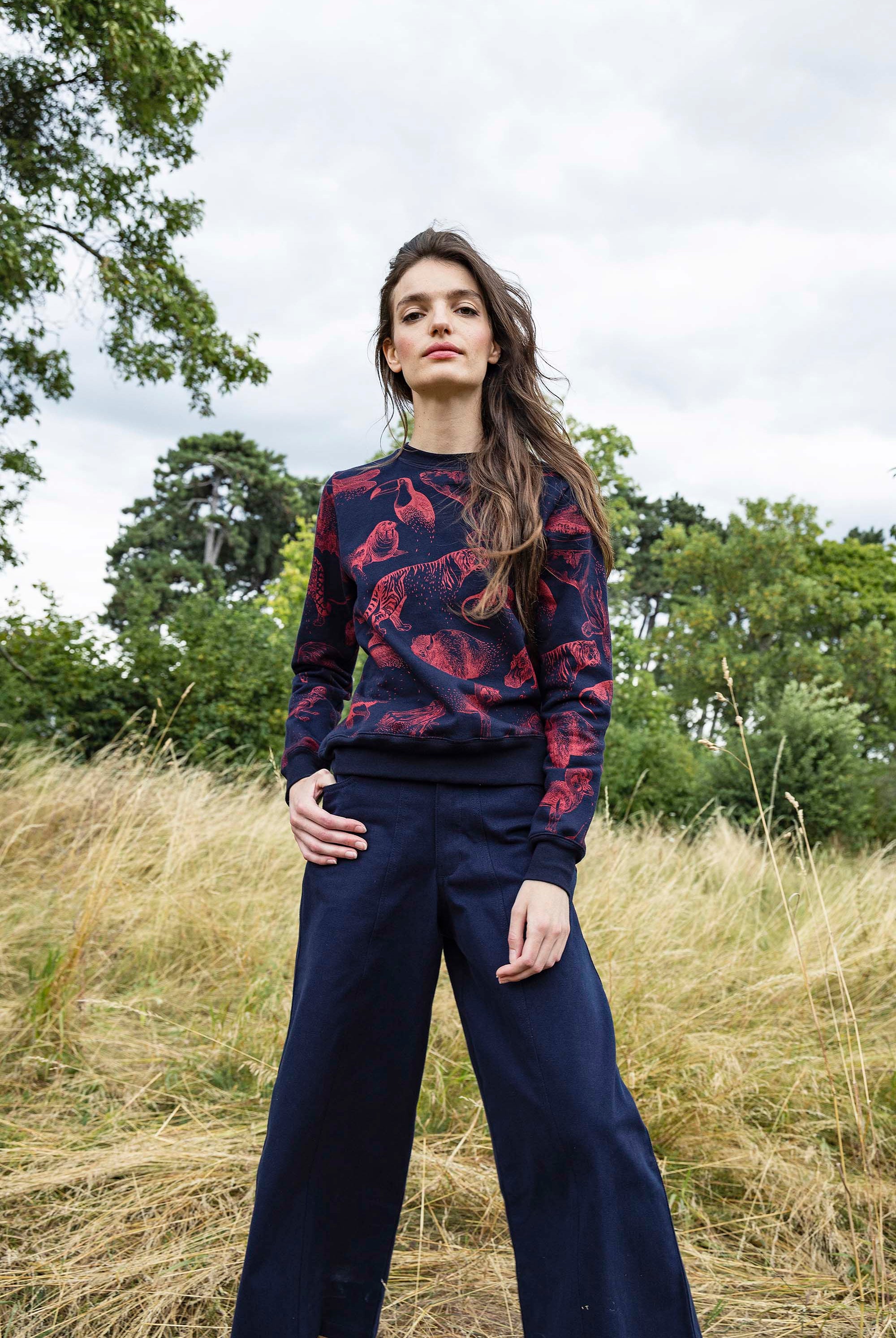 Sweatshirt Macarron Desaparicion Bleu Marine le sweatshirt femme Misericordia revendique une nouvelle identité tendance