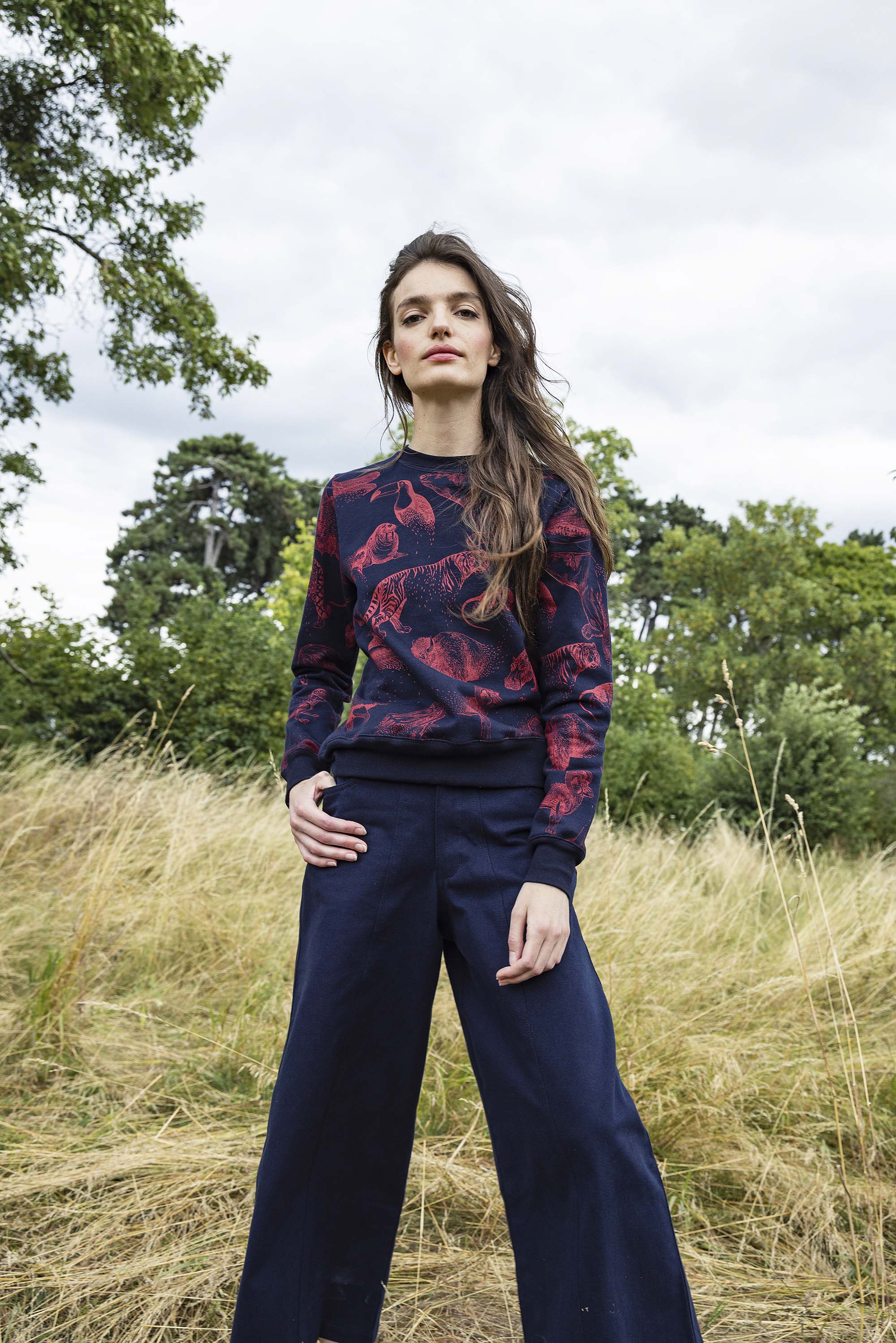 Sweatshirt Macarron Desaparicion Bleu Marine le sweatshirt femme Misericordia revendique une nouvelle identité tendance