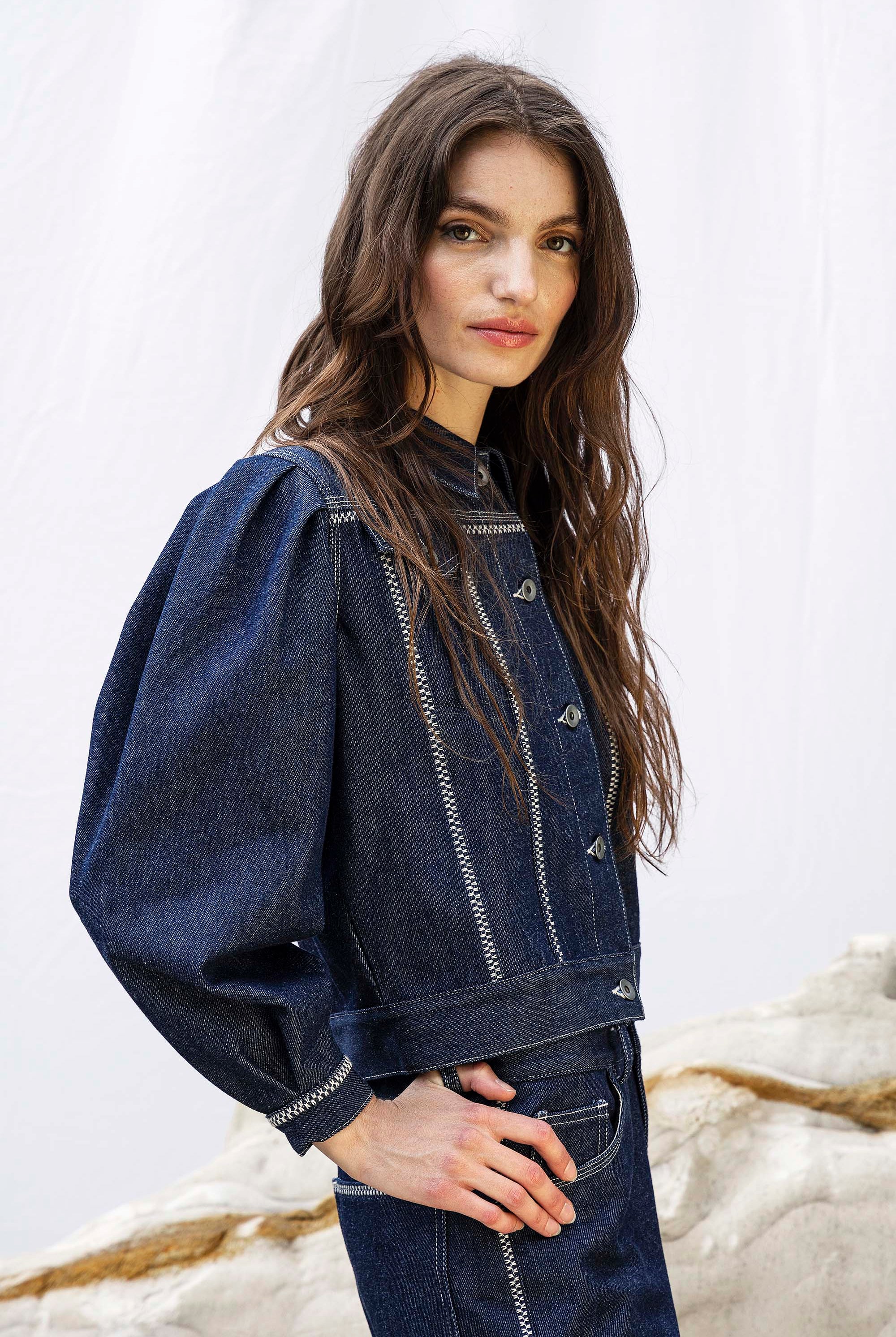 Veste Leda Bleu Denim habiller une tenue, tendance classique, inspiration androgyne