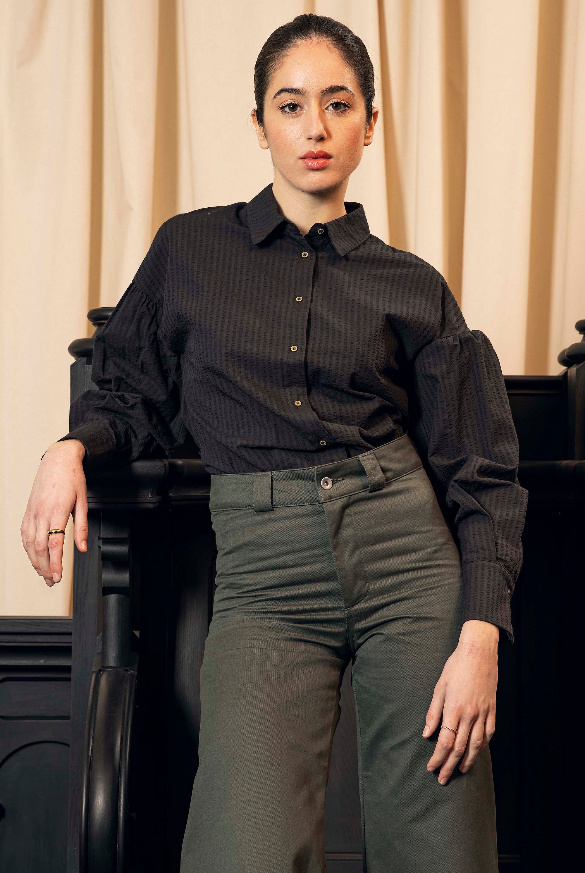 Chemise Rhoda Noir classique intemporelle, la chemise dessine la silhouette