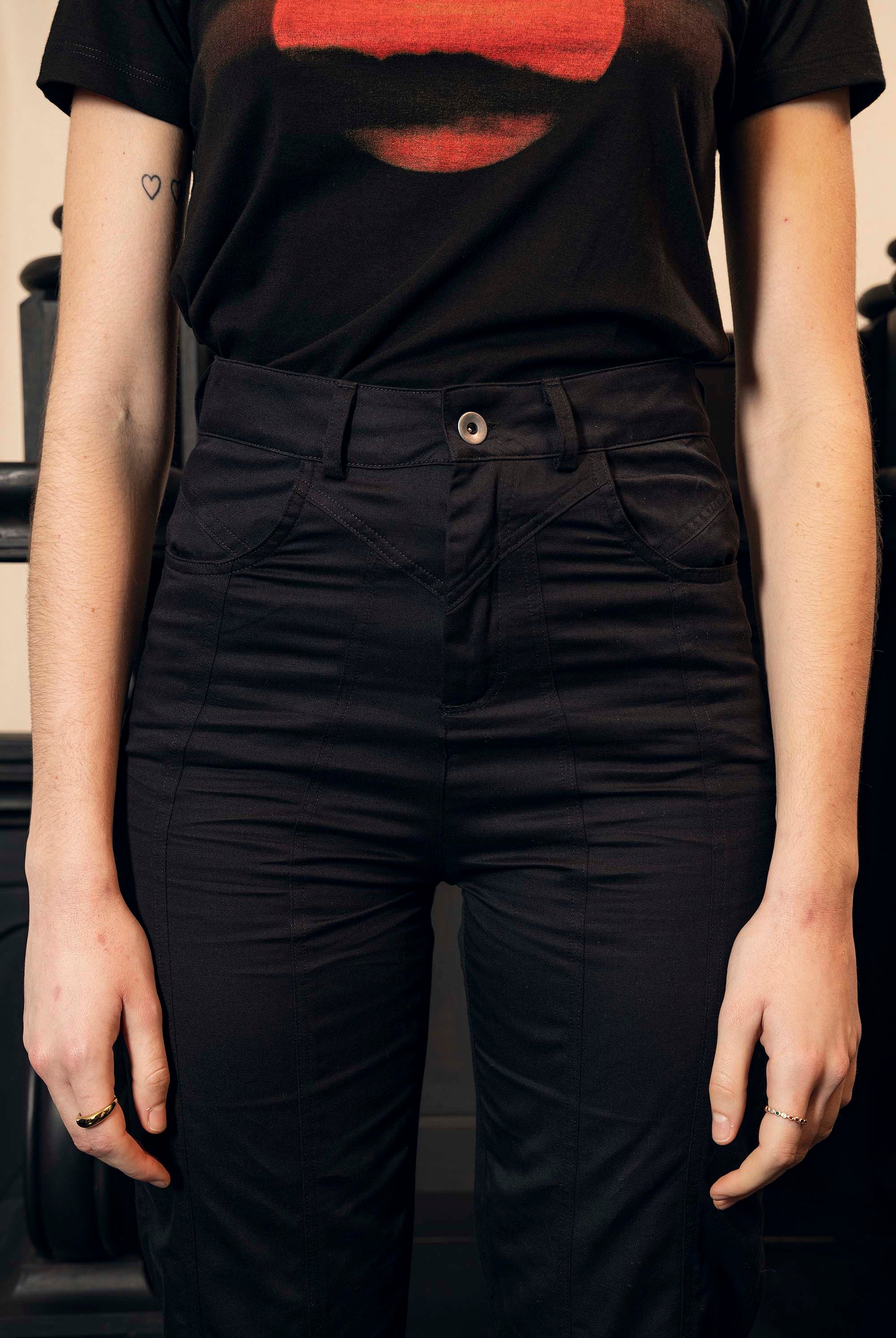 Pantalon Karima Noir minimalisme et détails tendance, coupes classiques et une palette de couleurs neutres