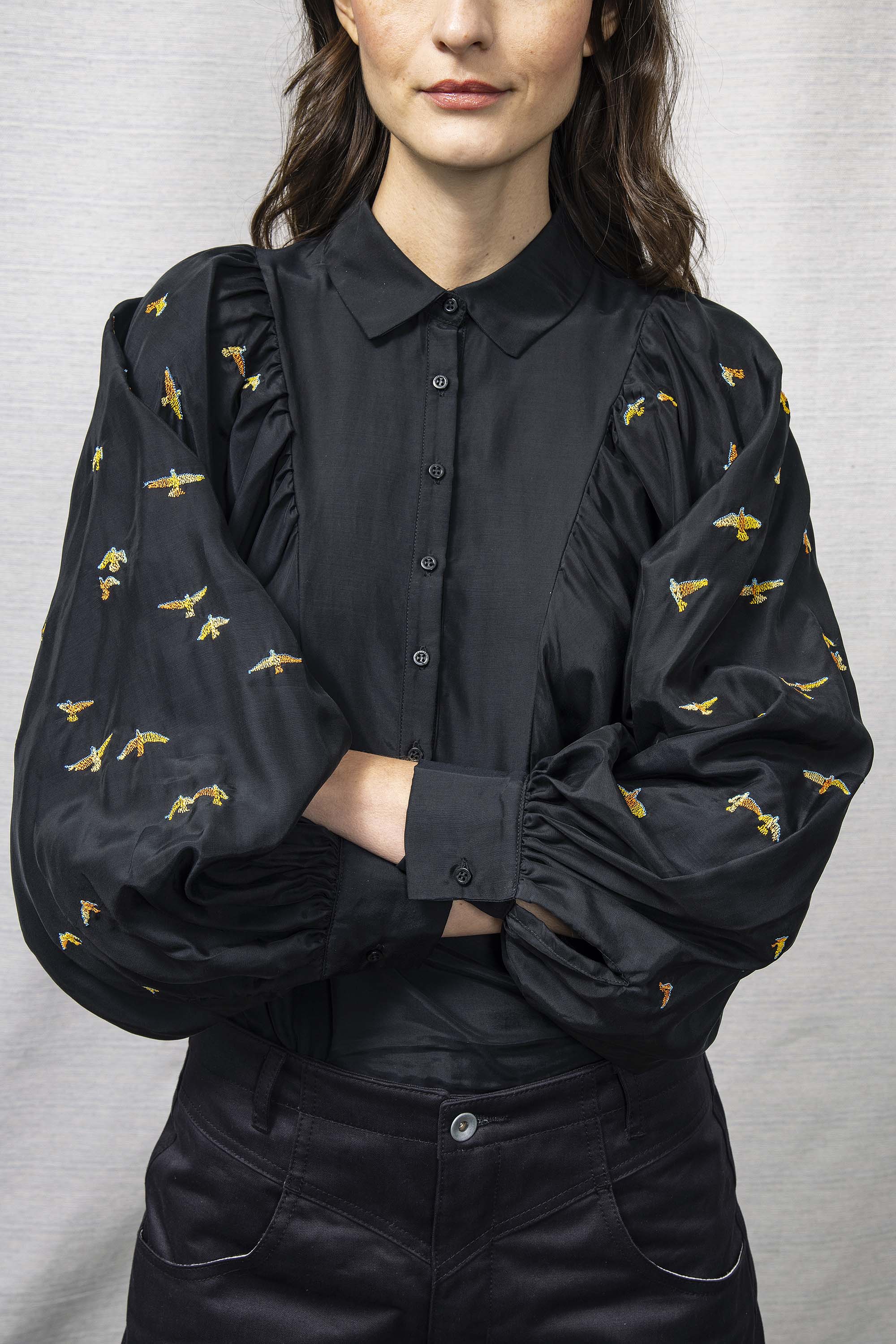 Chemise Carina Noir Vuelo Especial classique intemporelle, la chemise dessine la silhouette
