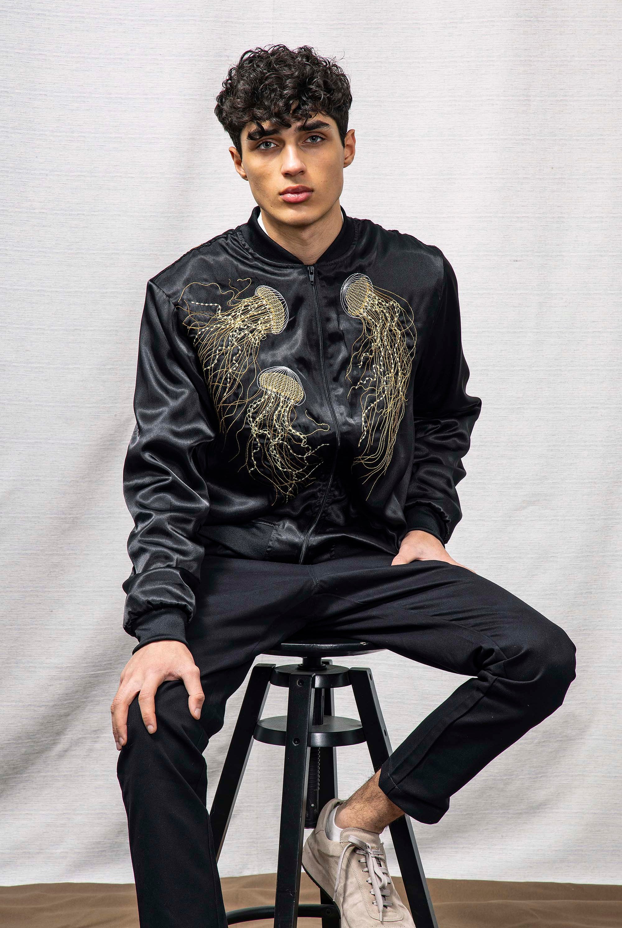 Blouson Paraguas Medusas Noir élément incontournable des tenues masculines, la veste est une pièce polyvalente