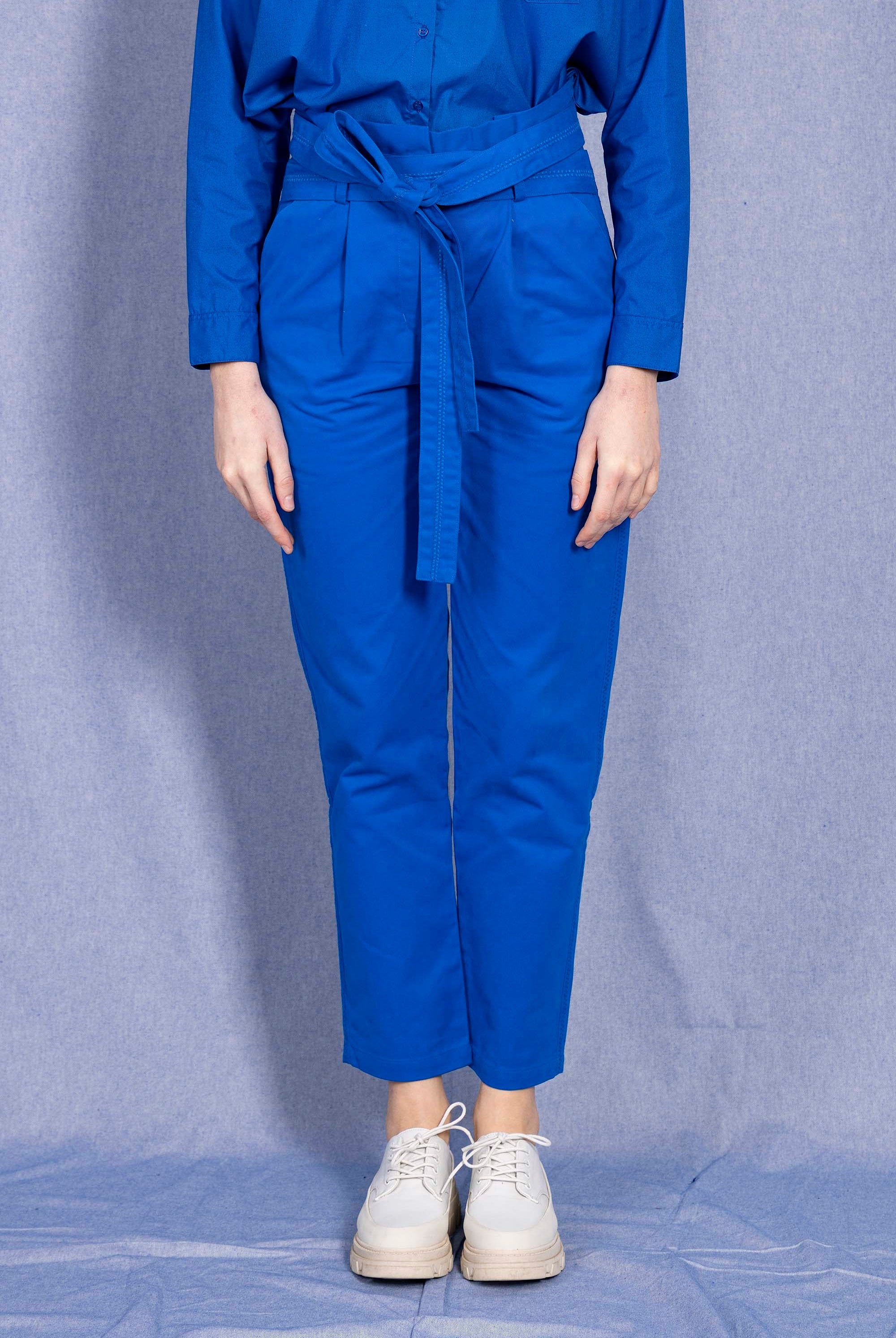 Pantalon Calipso Bleu Saphir minimalisme et détails tendance, coupes classiques et une palette de couleurs neutres