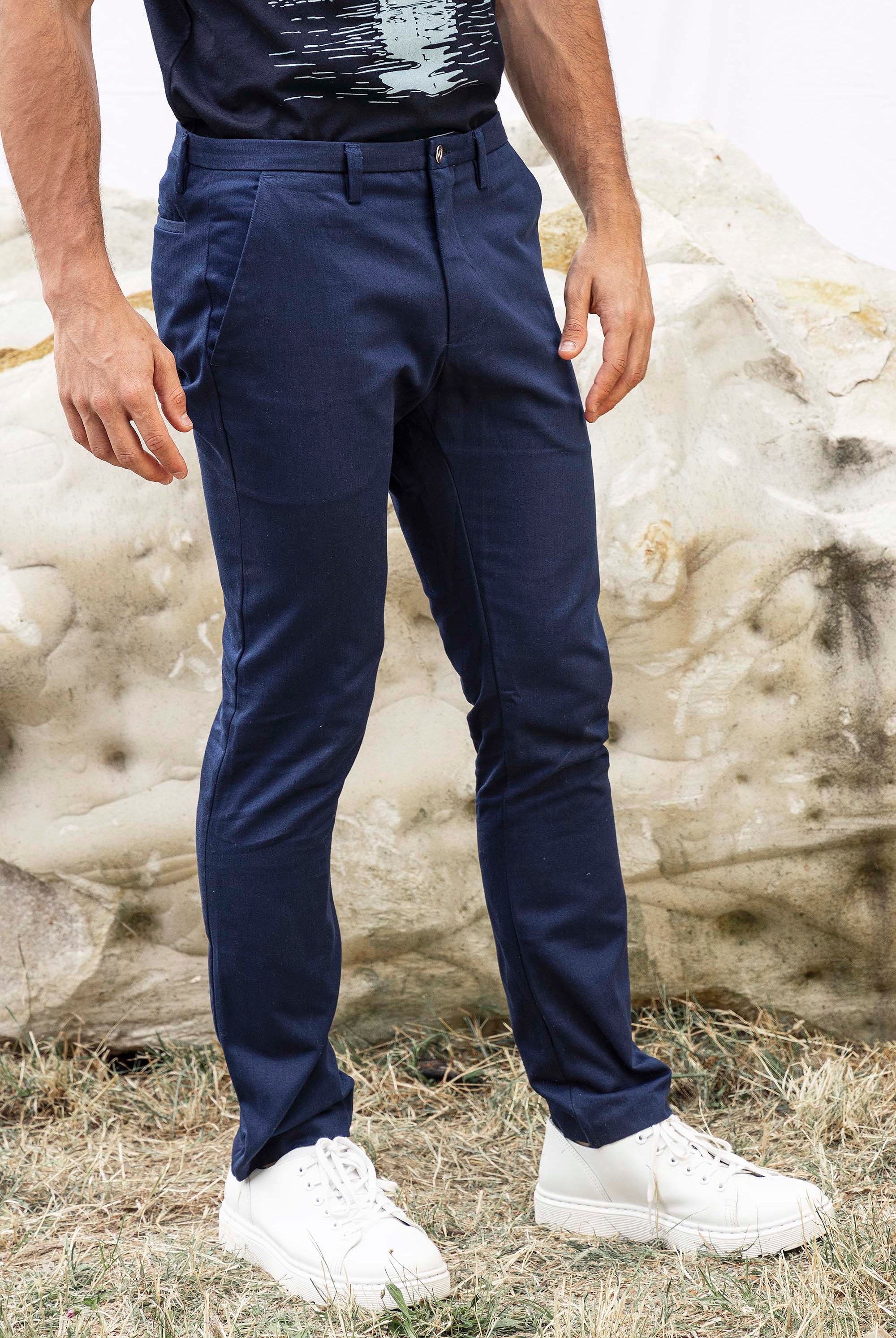Pantalon Diplomatico Bleu Marine particulièrement confortables et stylés, parfaits à porter au quotidien
