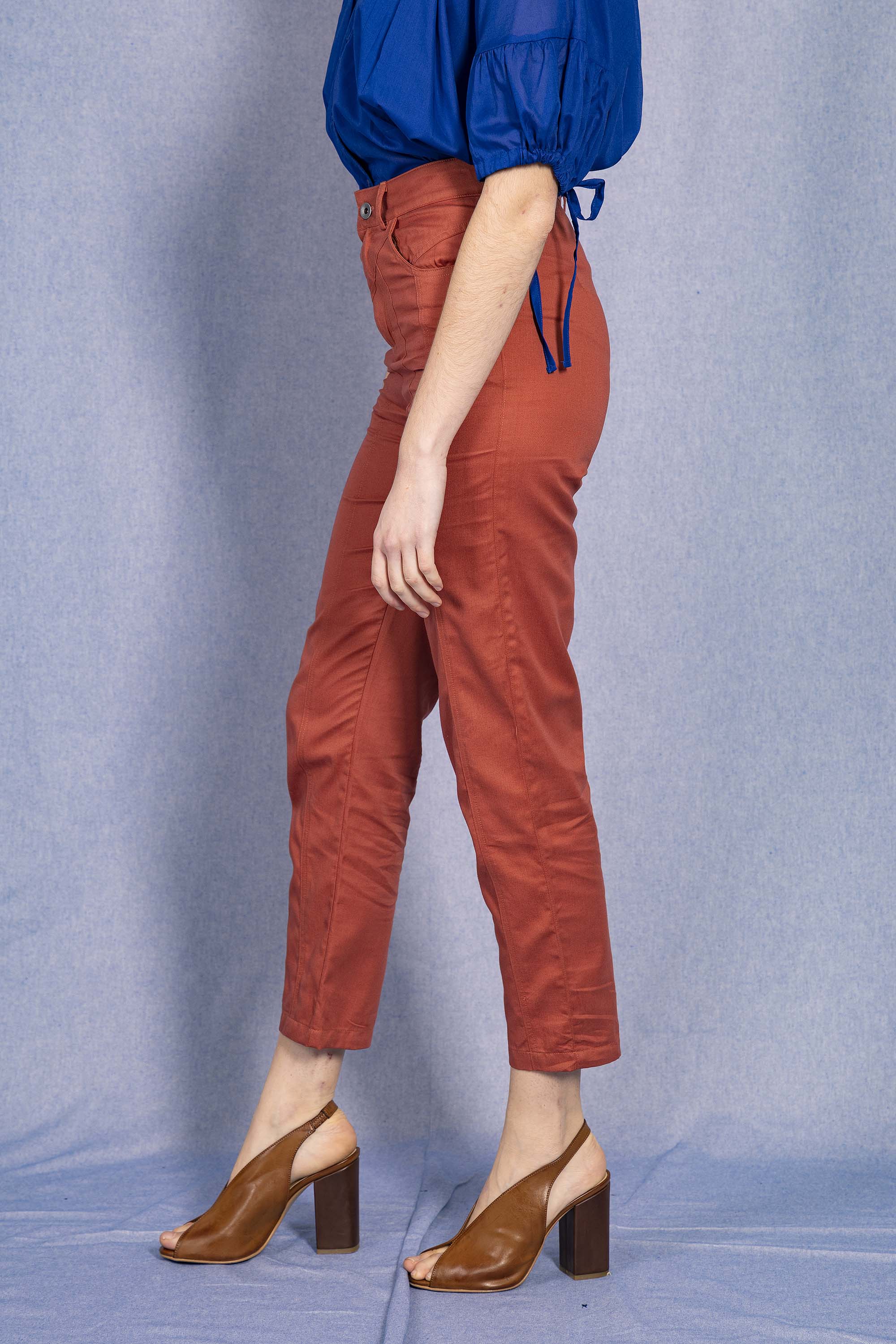 Pantalon Karima Rouge Brique parfaite alternative aux jeans, les pantalons en coton Misericordia sont uniques et confortables