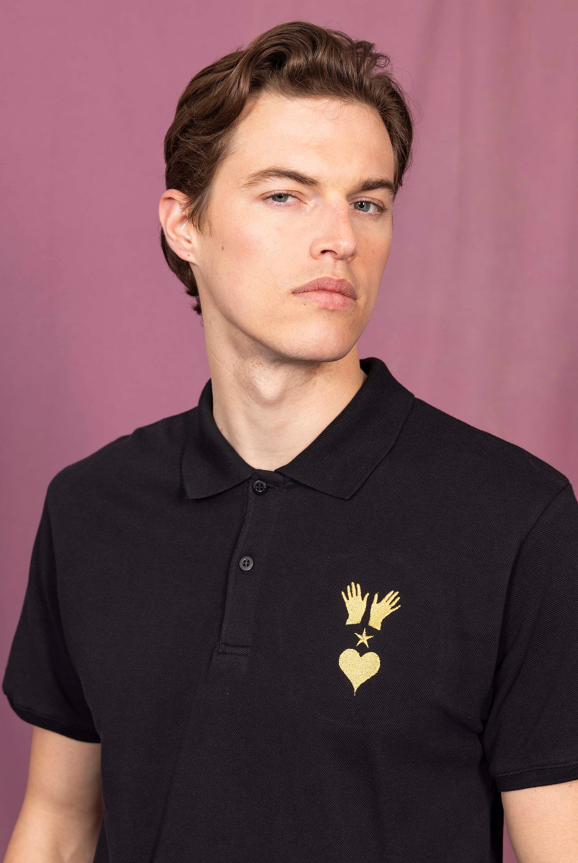 Polo Iker Manos Espiritu y Corazon Noir jouer la carte de l'originalité avec les t-shirts à message Misericordia