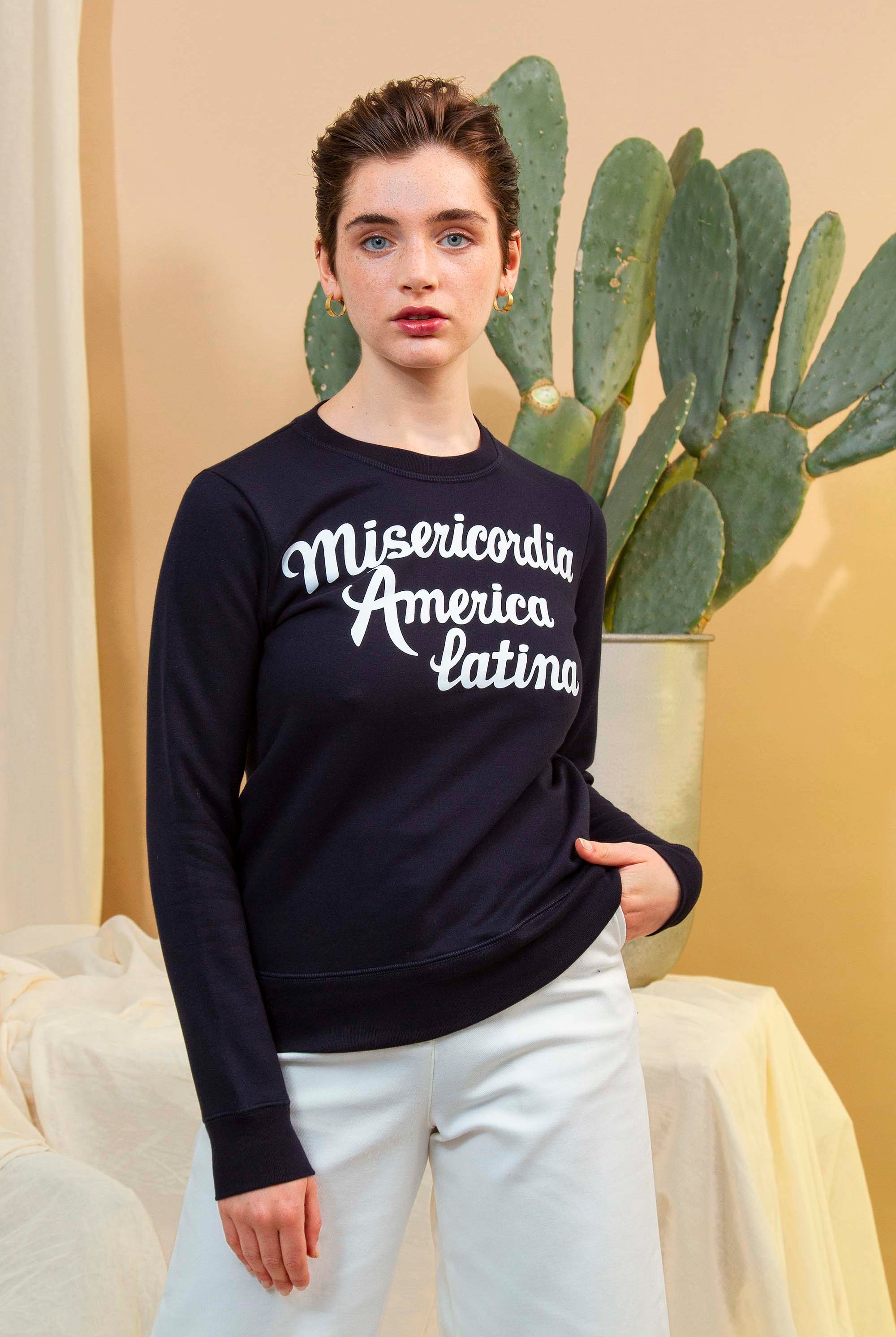 Sweat-shirt Macarron América Latina Bleu Marine sweatshirts Misericordia, modèles cosy et tendance, des basiques colorés aux pulls à slogan