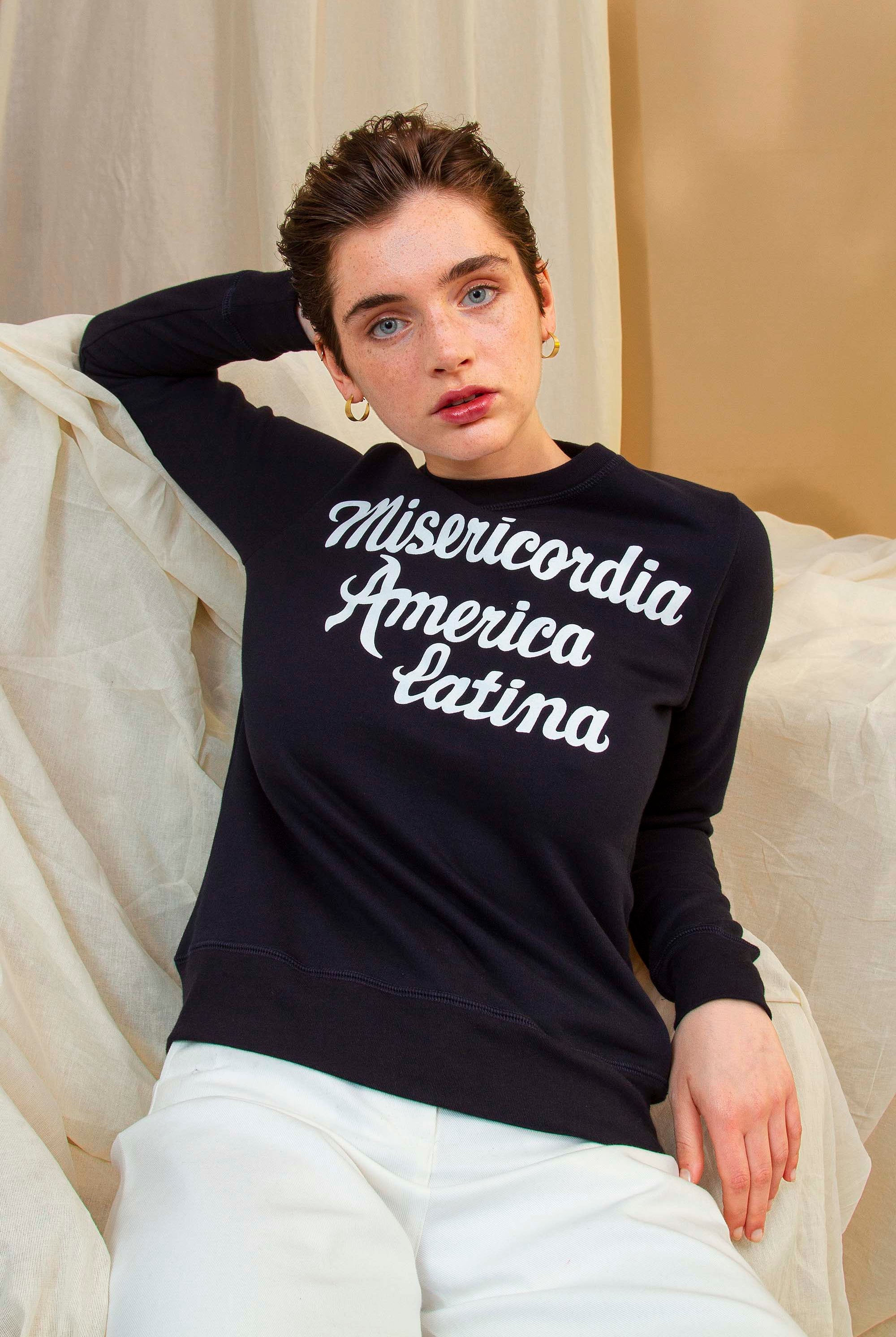 Sweat-shirt Macarron América Latina Bleu Marine des broderies et graphismes pour toujours plus de modernité