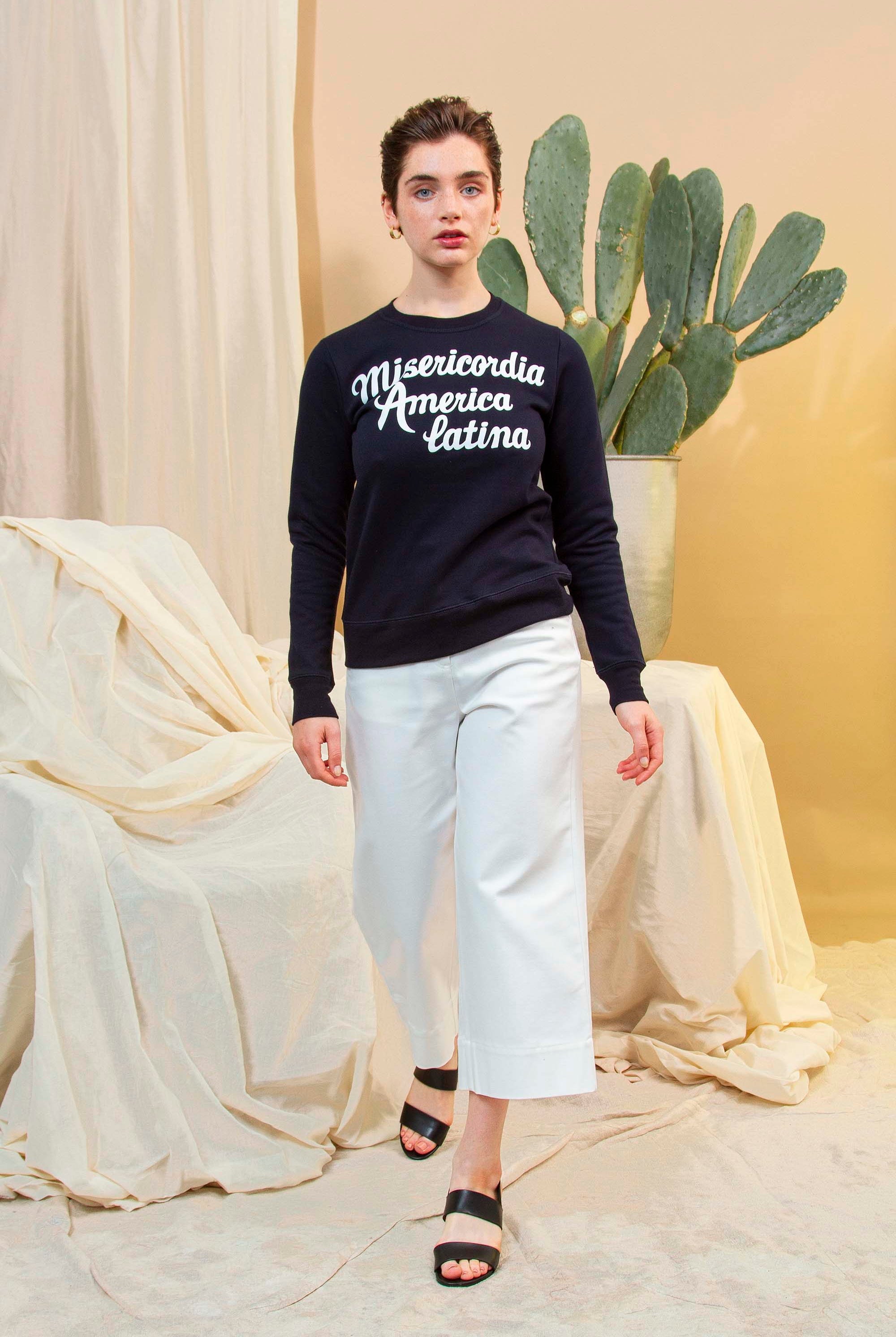 Sweat-shirt Macarron América Latina Bleu Marine sweatshirts Misericordia, modèles cosy et tendance, des basiques colorés aux pulls à slogan