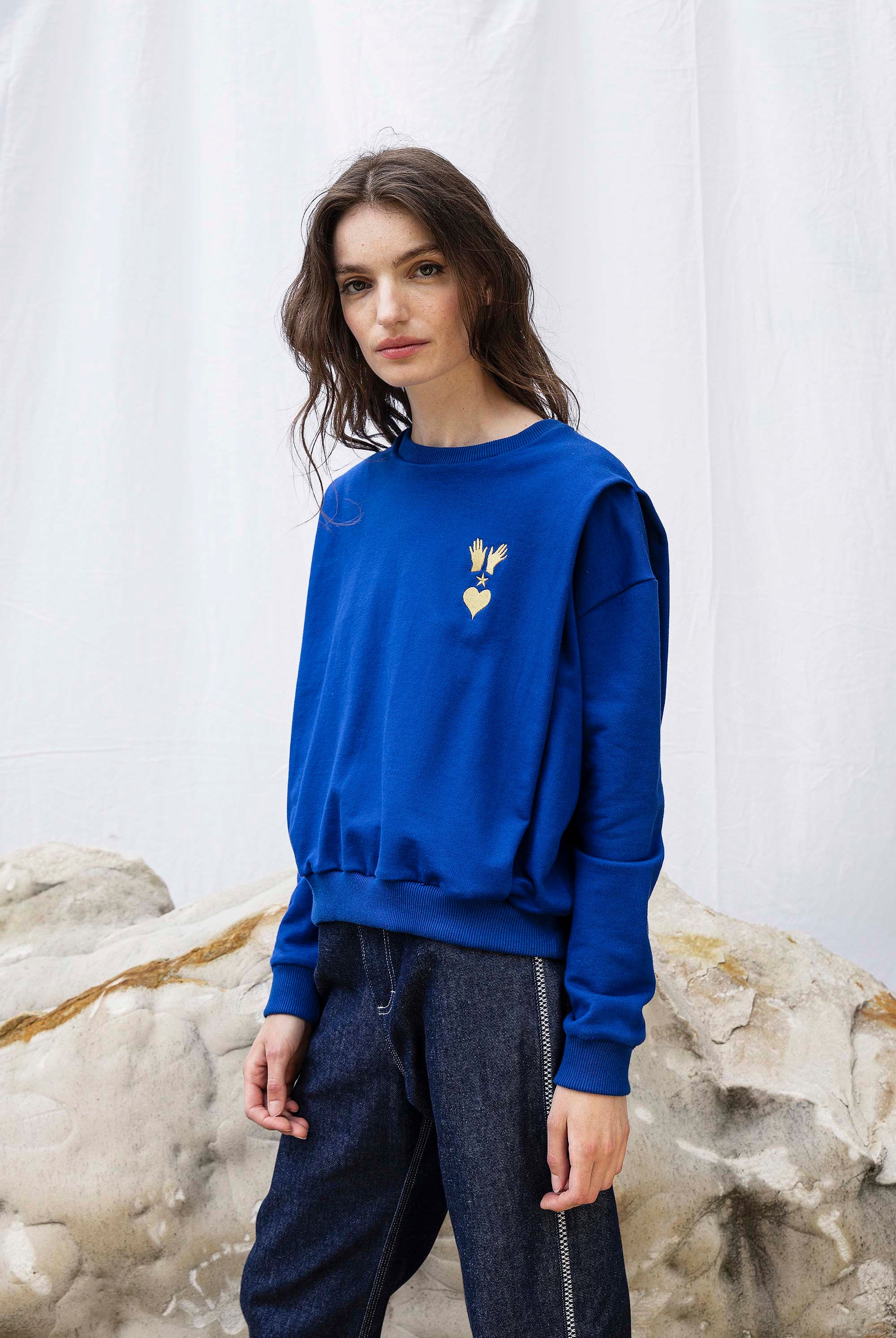 Sweatshirt Alyssa Manos Bleu Saphir doux et confortable, cintré, oversize, zippé ou à capuche