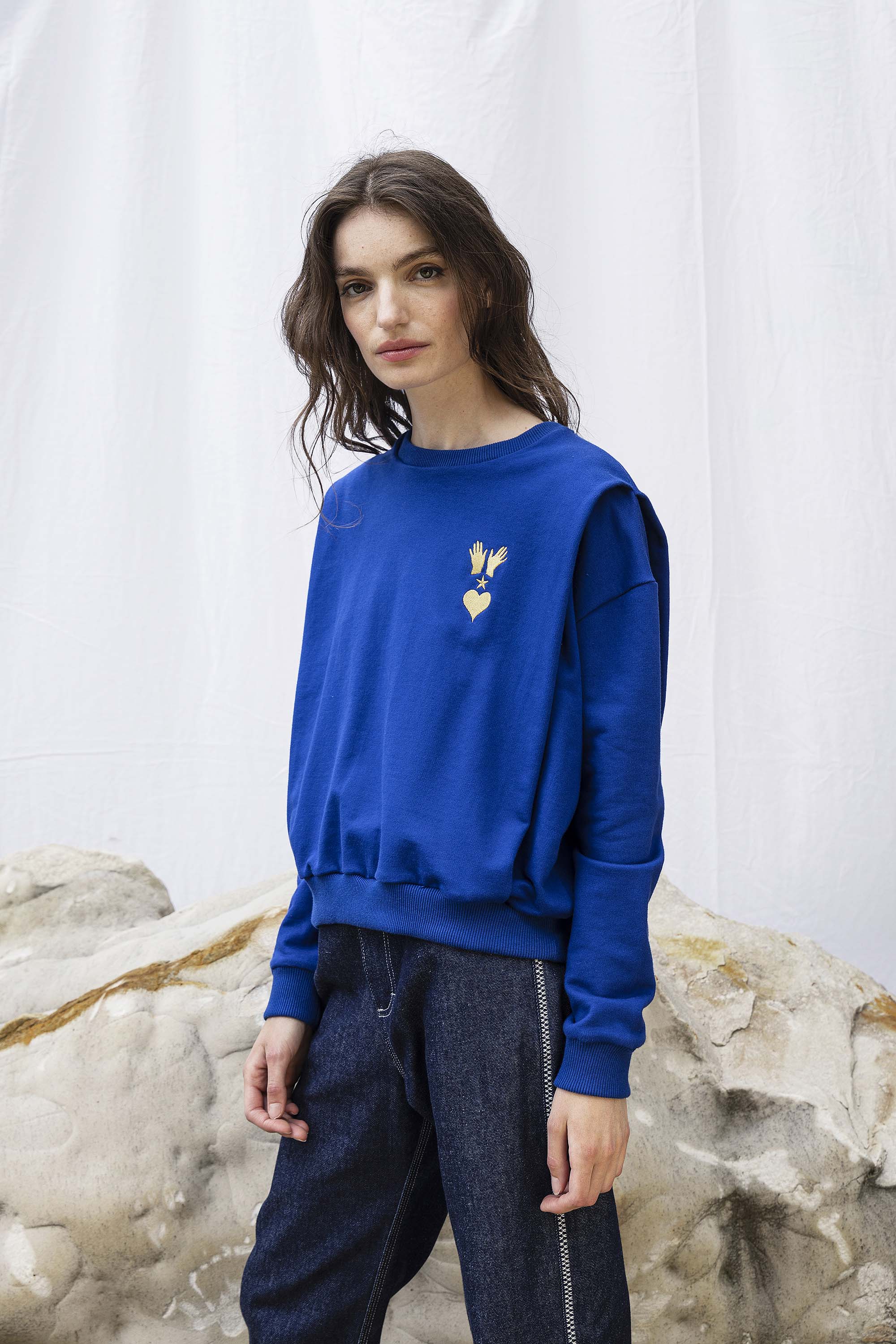 Sweatshirt Alyssa Manos Bleu Saphir doux et confortable, cintré, oversize, zippé ou à capuche
