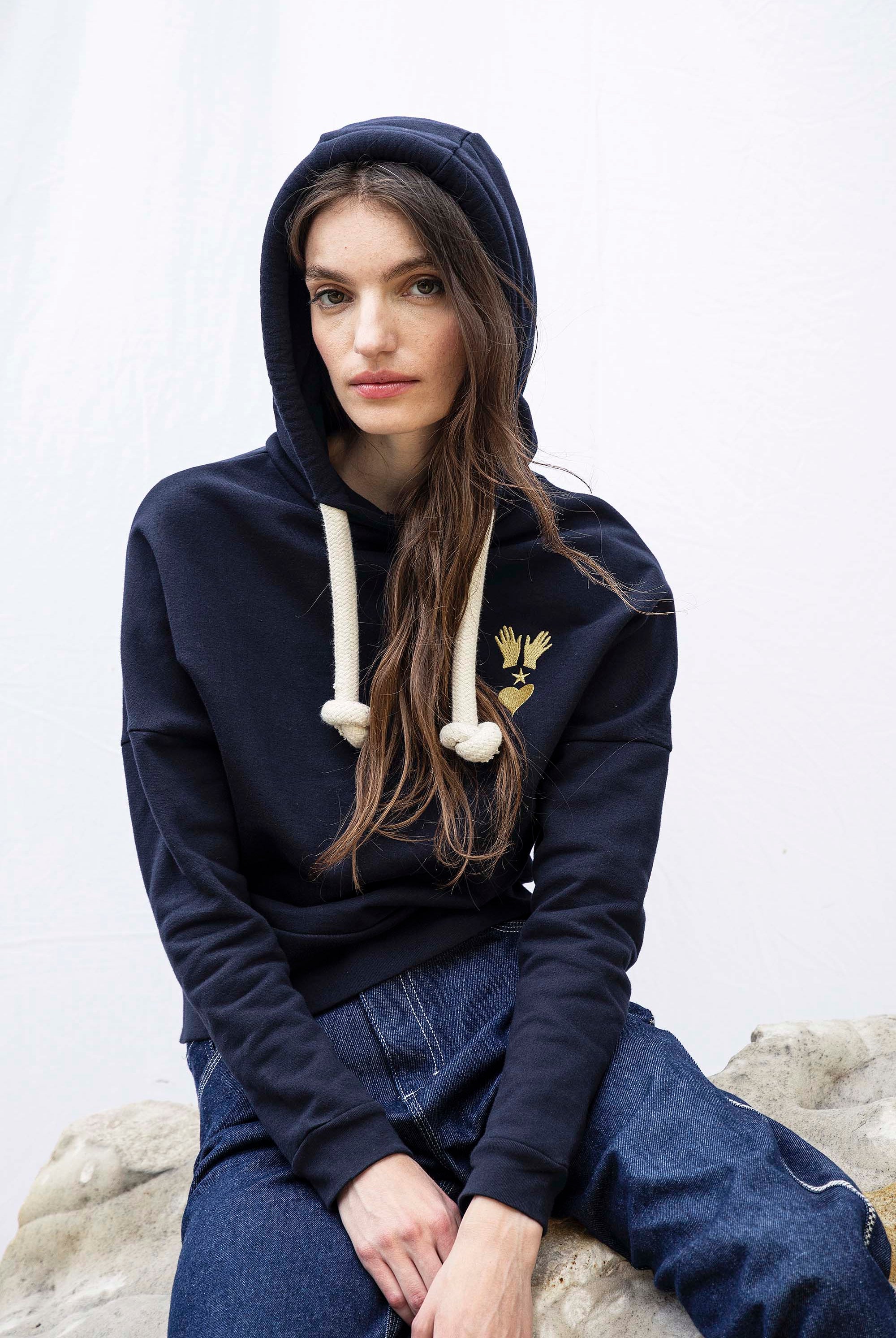Sweatshirt Chiara Bleu Marine le sweatshirt femme Misericordia revendique une nouvelle identité tendance